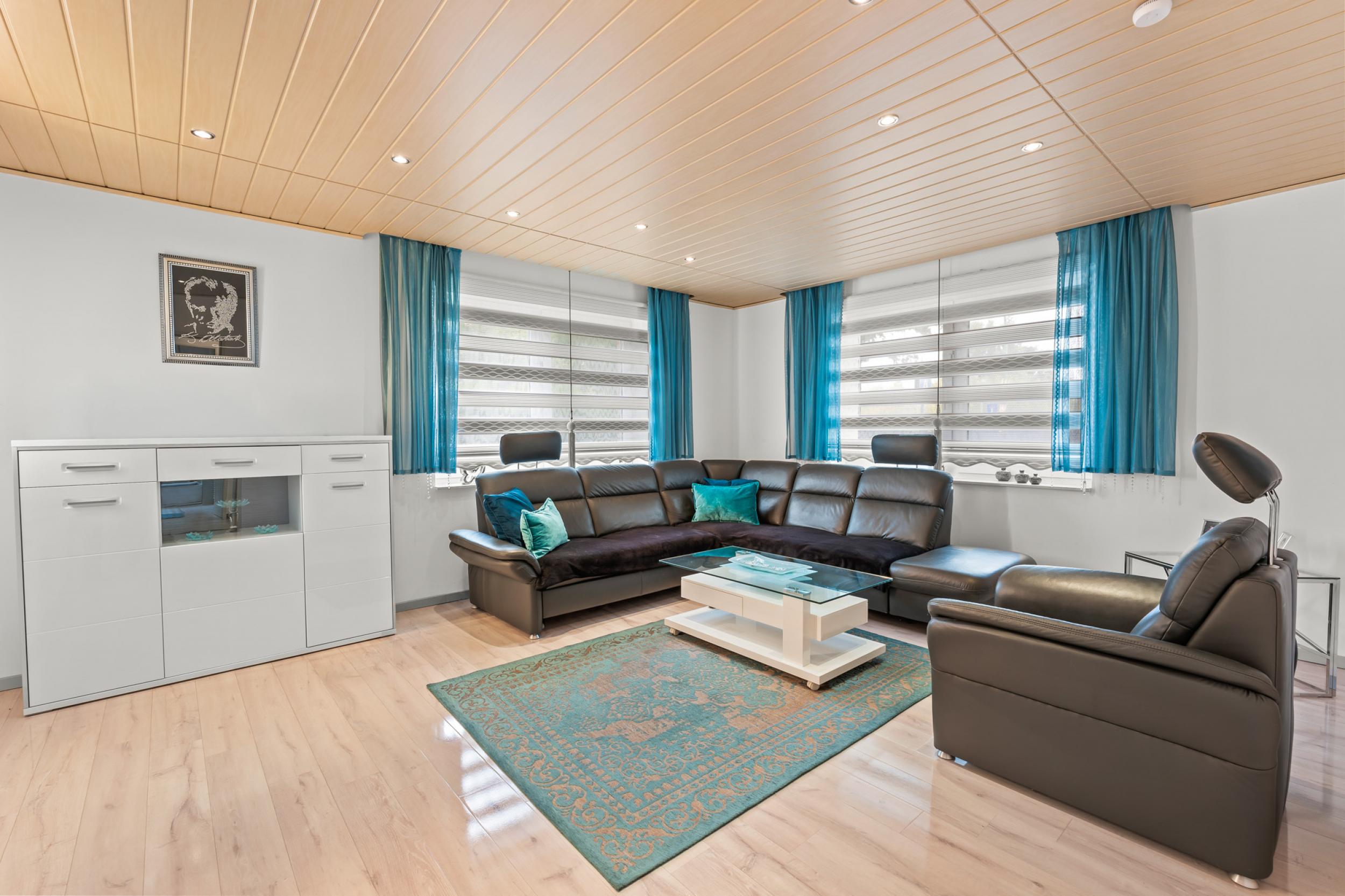 Surheide - Ein- bis Zweifamilienhaus in attraktiver Lage - Wohnzimmer