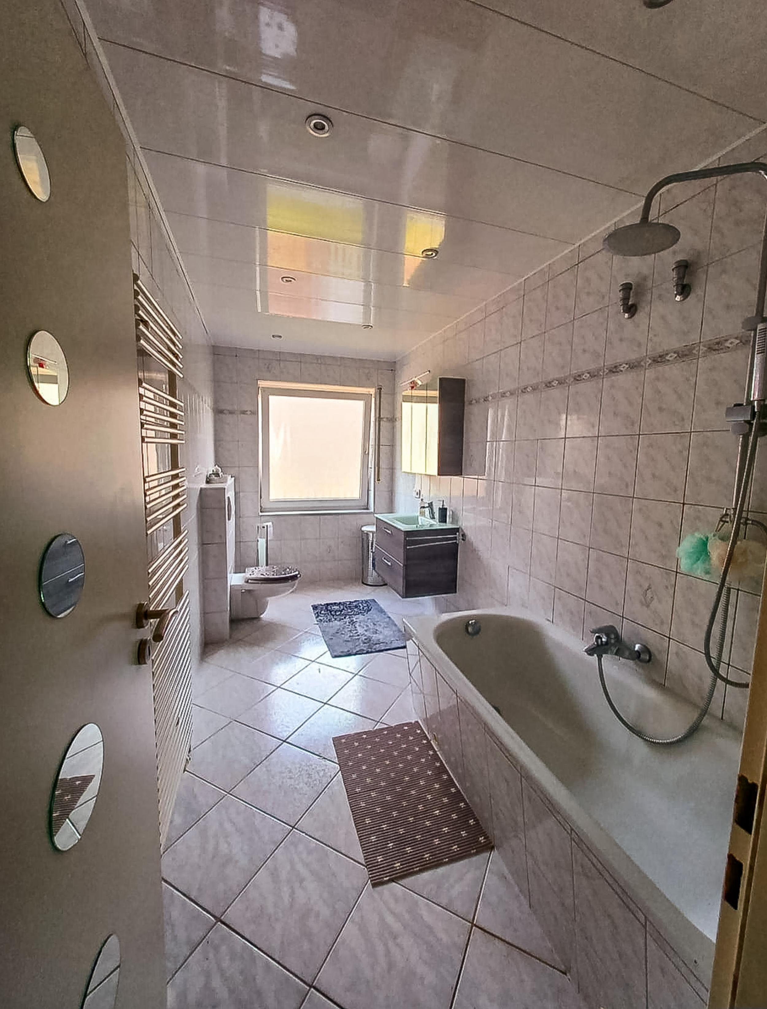 Surheide - Ein- bis Zweifamilienhaus in attraktiver Lage - Badezimmer Dachgeschoss