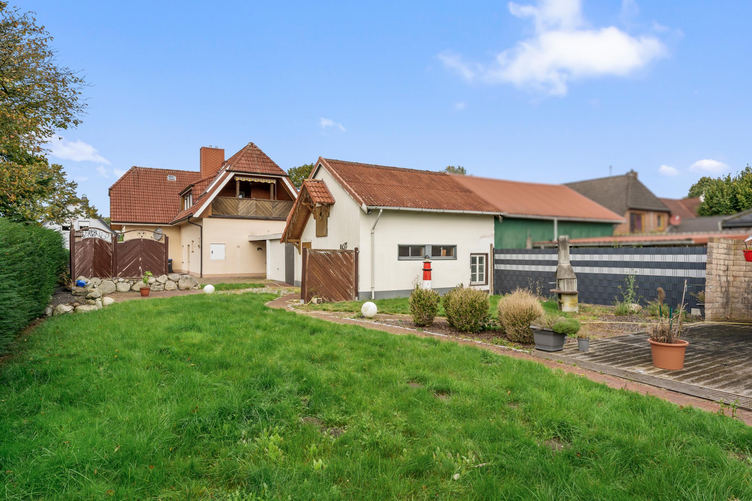 Schiffdorf - Modernisiertes Einfamilienhaus mit zusätzlichem Bauland - Rückansicht