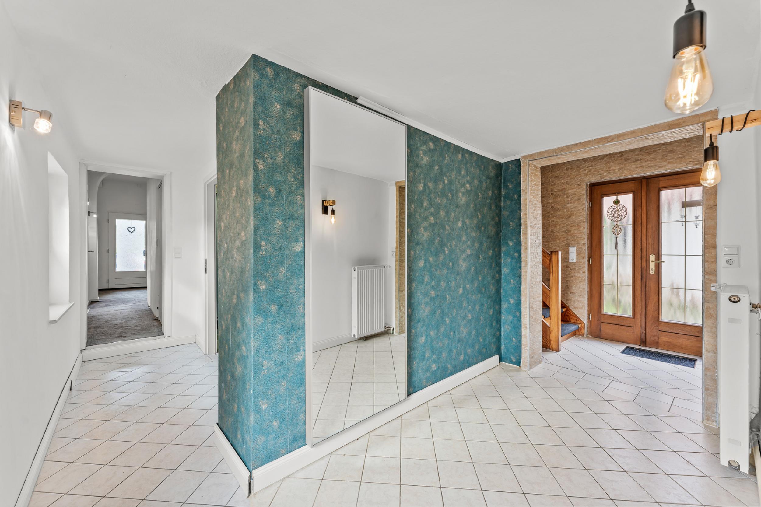 Schiffdorf - Modernisiertes Einfamilienhaus mit zusätzlichem Bauland - Eingangsbereich