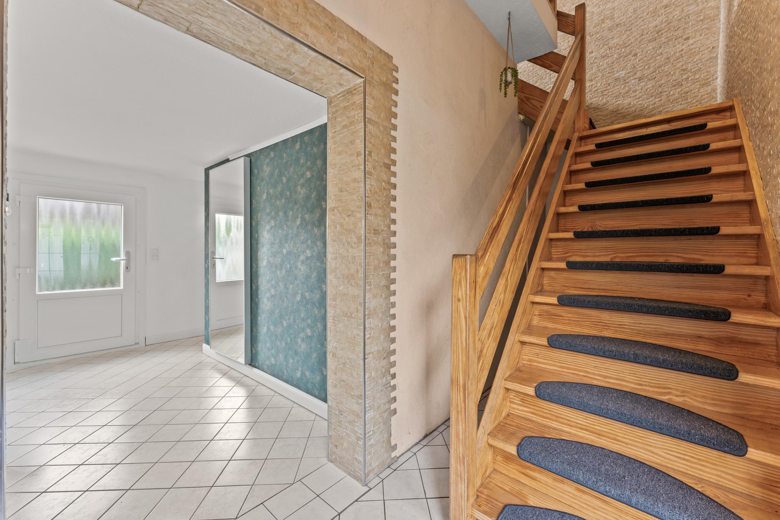 Schiffdorf - Modernisiertes Einfamilienhaus mit zusätzlichem Bauland - Eingangsbereich