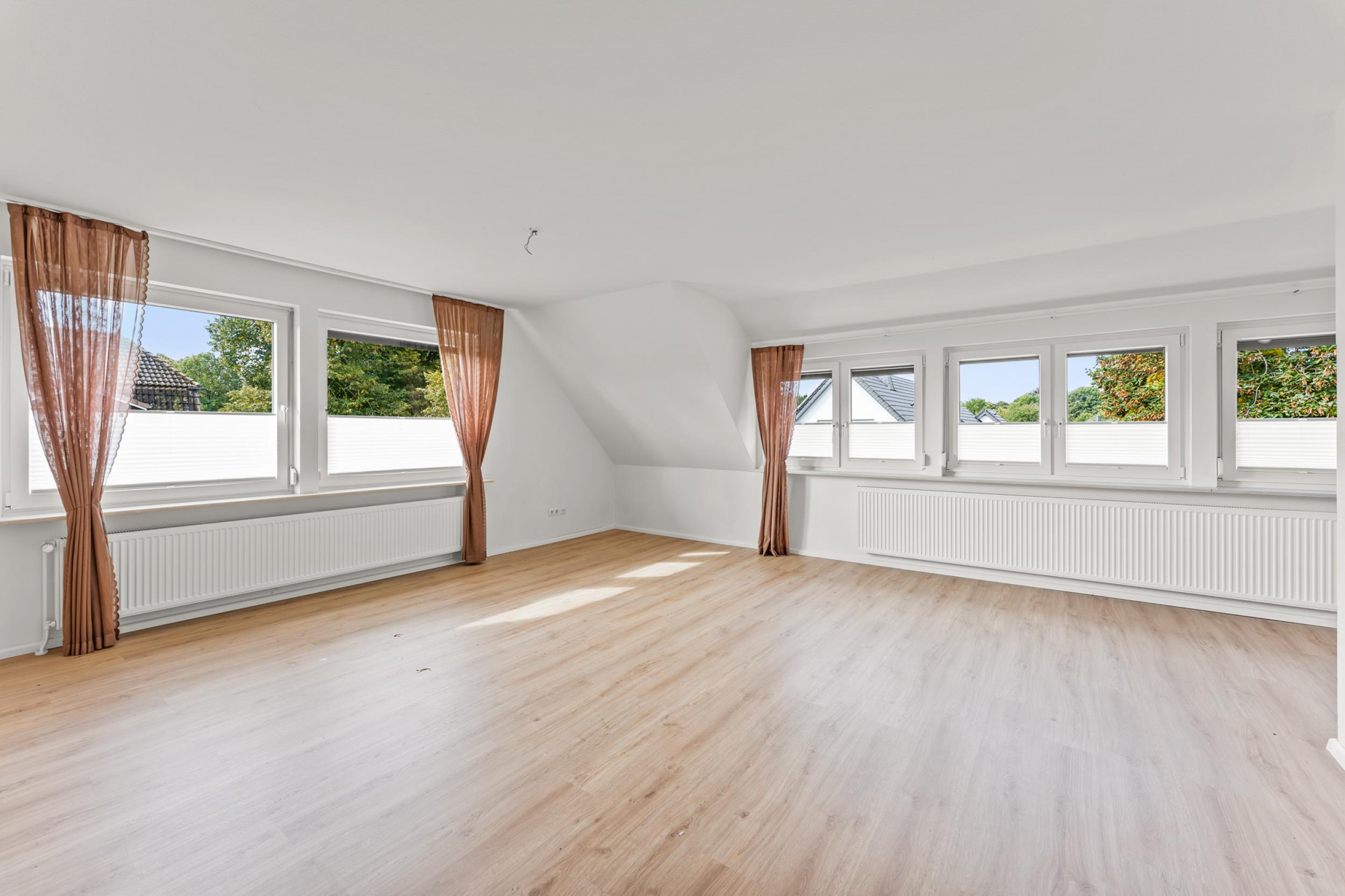 Schiffdorf - Modernisiertes Einfamilienhaus mit zusätzlichem Bauland - Wohnzimmer