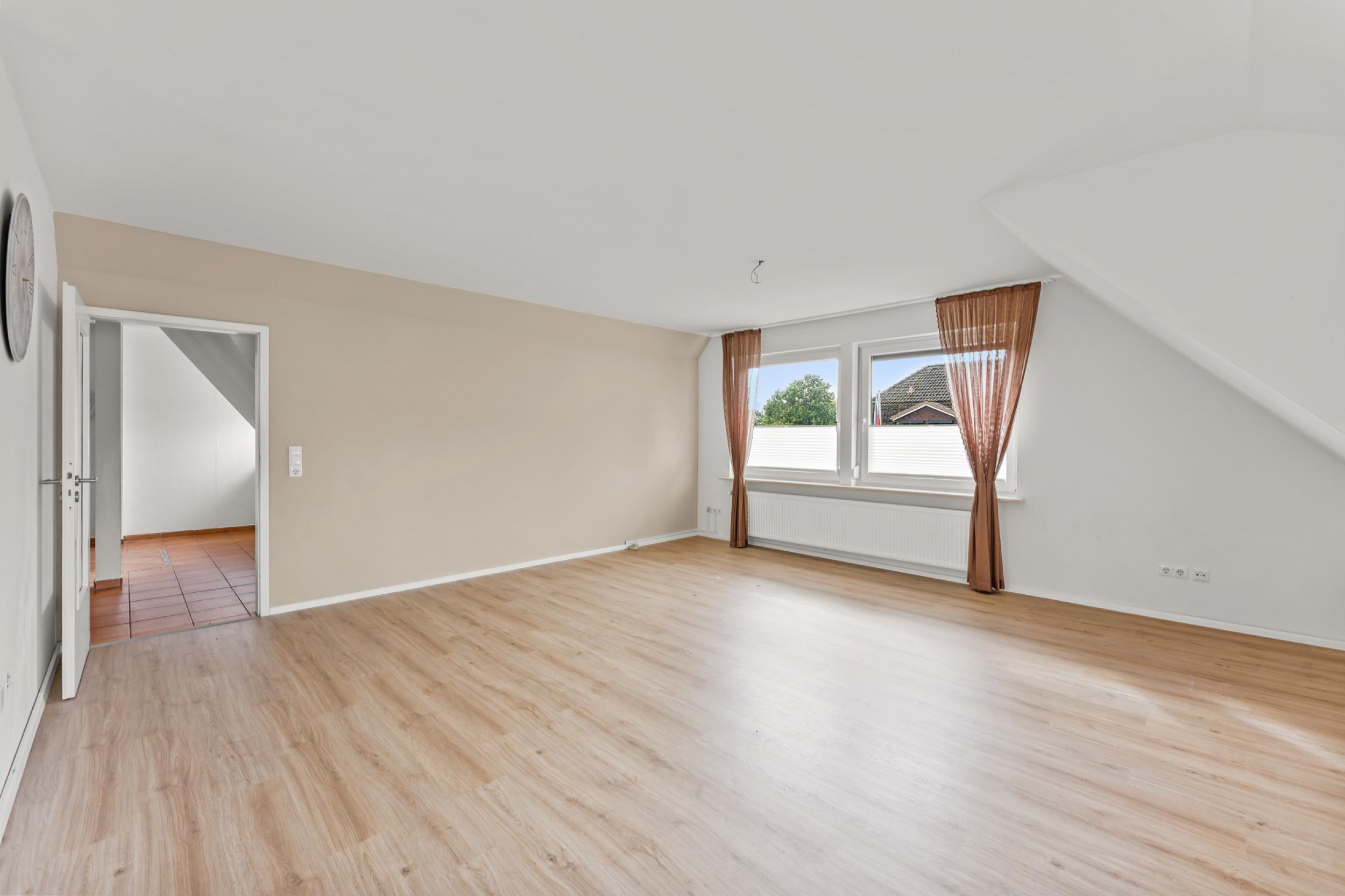 Schiffdorf - Modernisiertes Einfamilienhaus mit zusätzlichem Bauland - Wohnzimmer