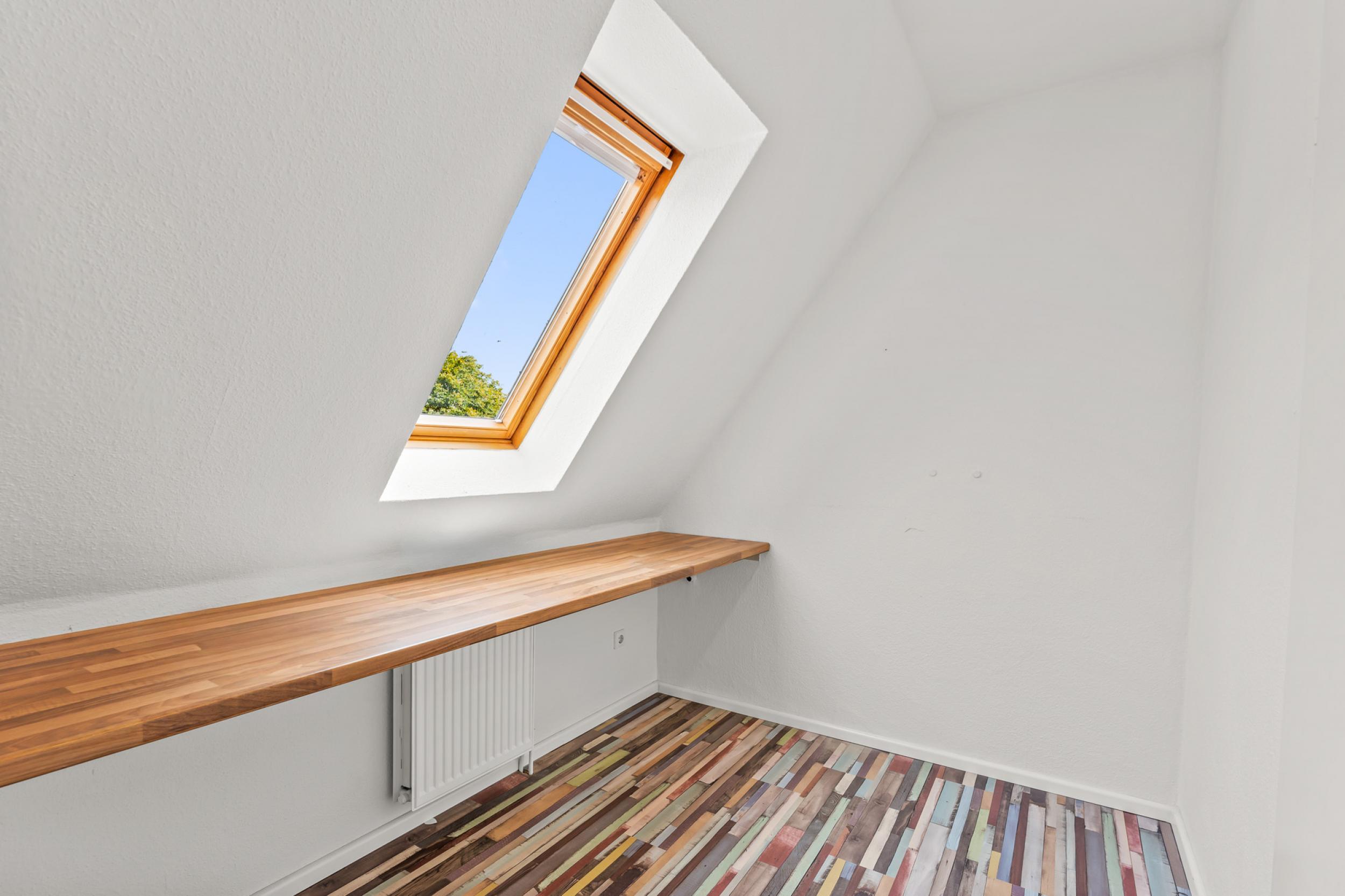 Schiffdorf - Modernisiertes Einfamilienhaus mit zusätzlichem Bauland - Büro-/Hobbyraum