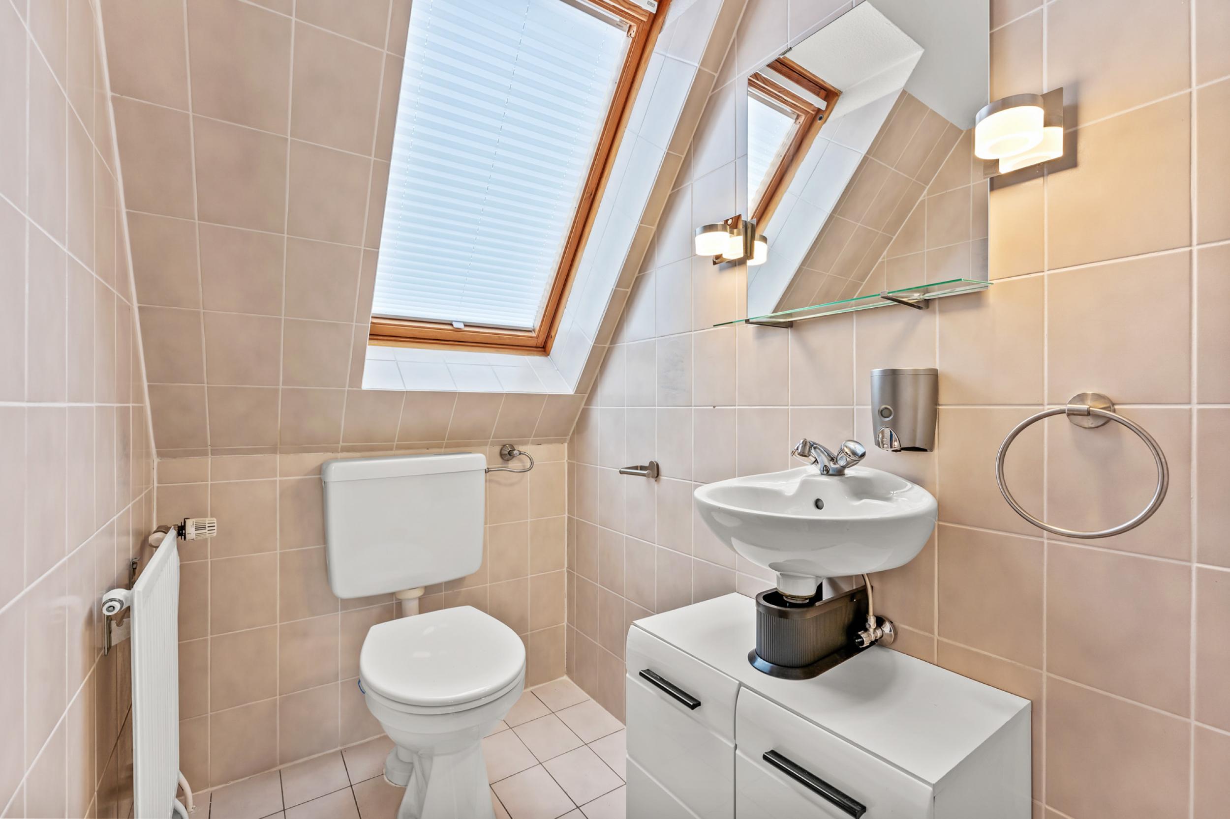 Schiffdorf - Modernisiertes Einfamilienhaus mit zusätzlichem Bauland - Gäste-WC