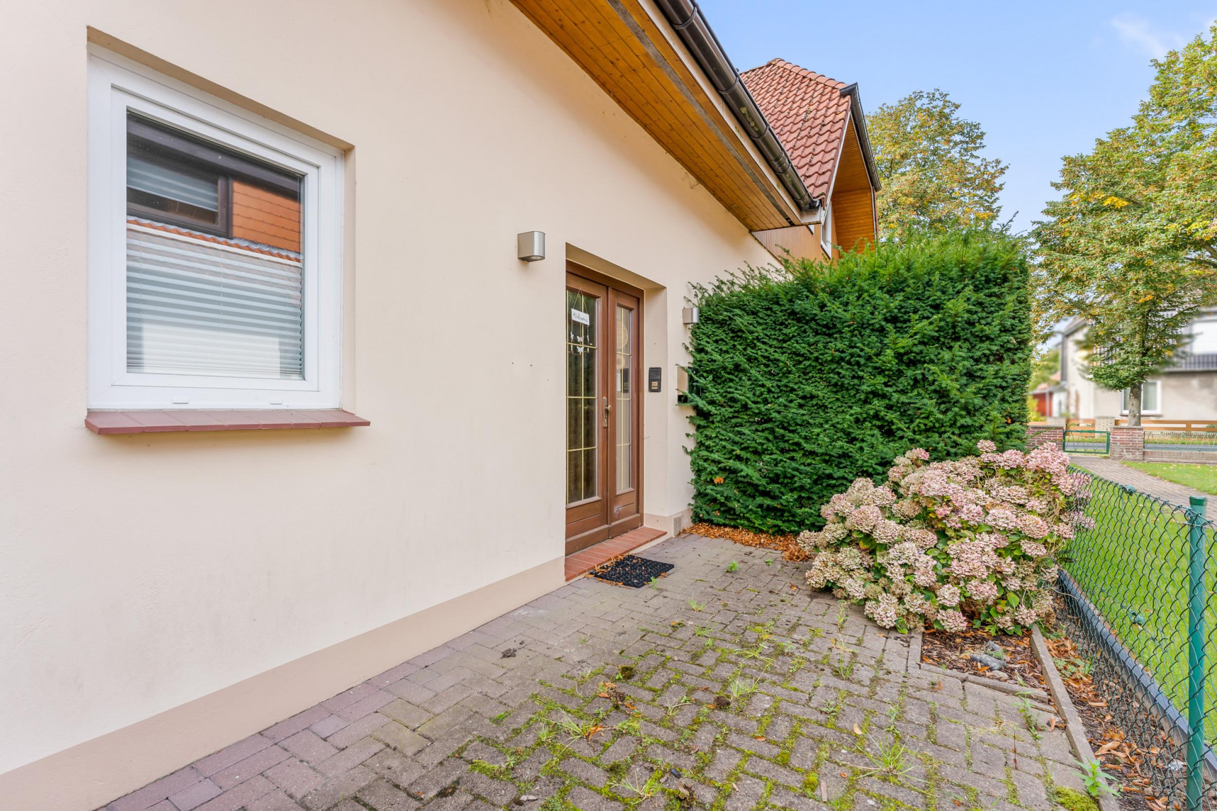 Schiffdorf - Modernisiertes Einfamilienhaus mit zusätzlichem Bauland - Eingangsbereich