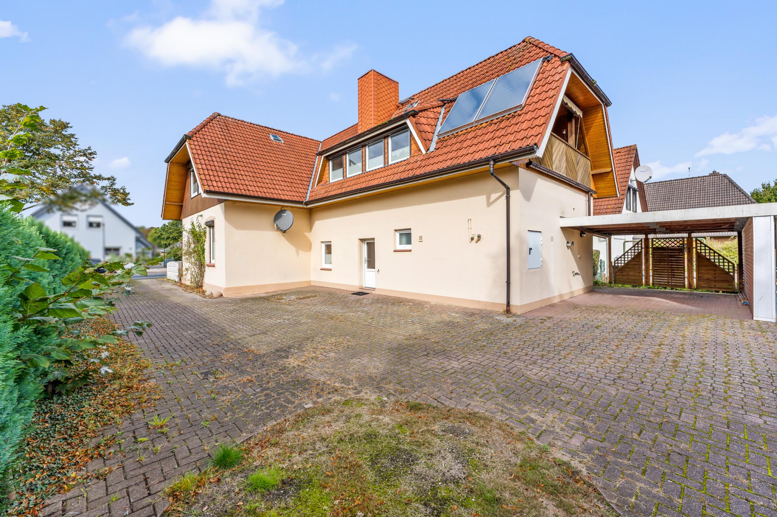 Schiffdorf - Modernisiertes Einfamilienhaus mit zusätzlichem Bauland - Hofansicht 