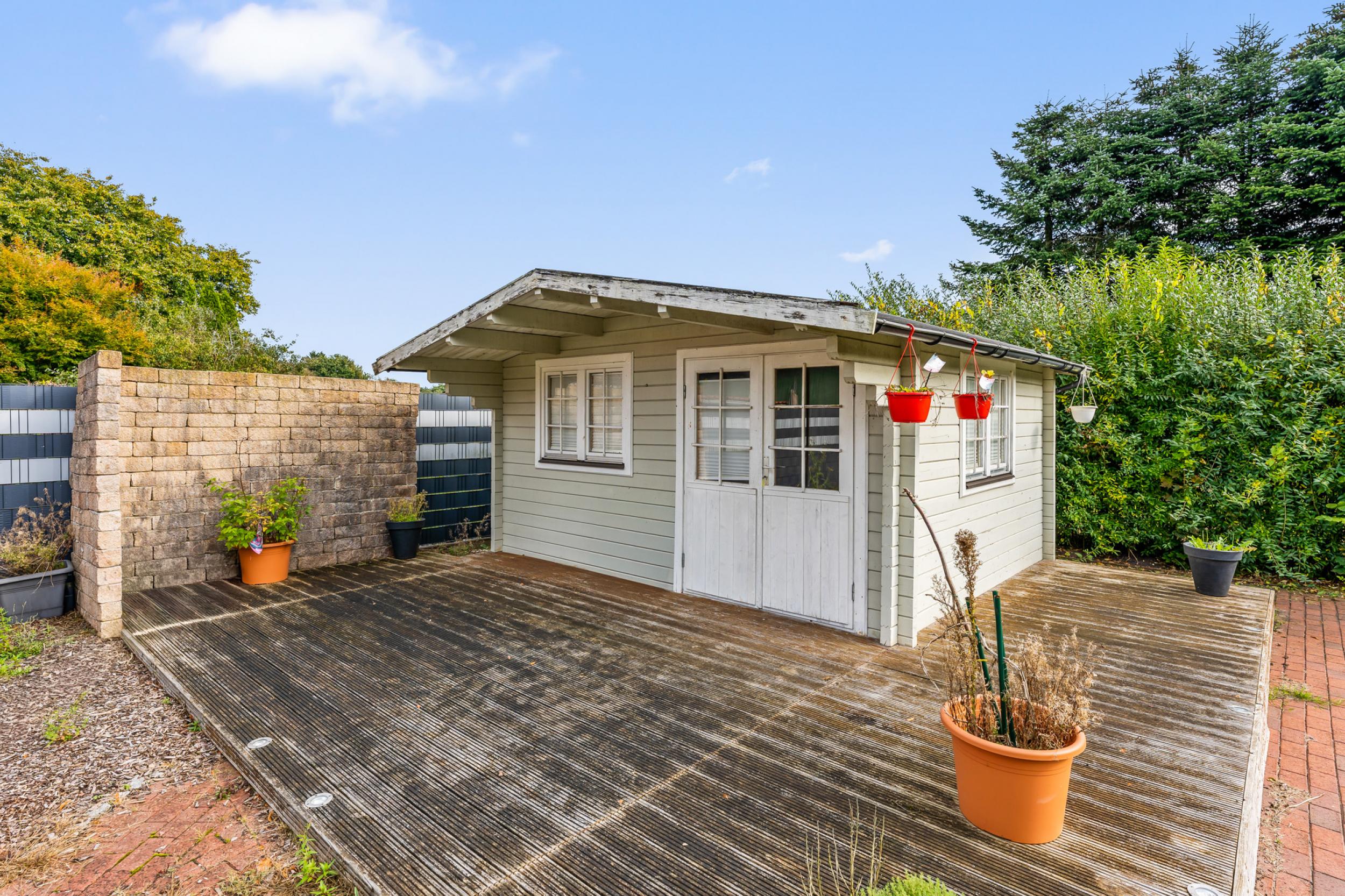 Schiffdorf - Modernisiertes Einfamilienhaus mit zusätzlichem Bauland - Gartenhaus