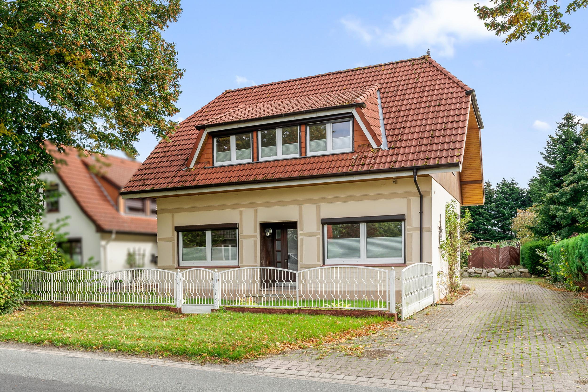 Schiffdorf - Modernisiertes Einfamilienhaus mit zusätzlichem Bauland - Frontansicht