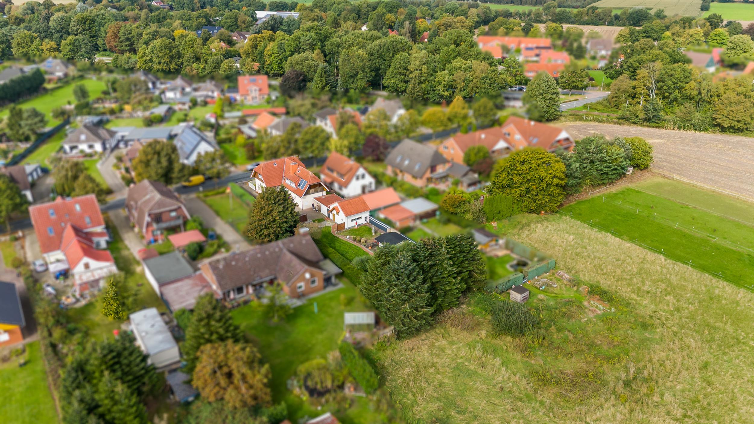 Schiffdorf - Modernisiertes Einfamilienhaus mit zusätzlichem Bauland - Luftaufnahme