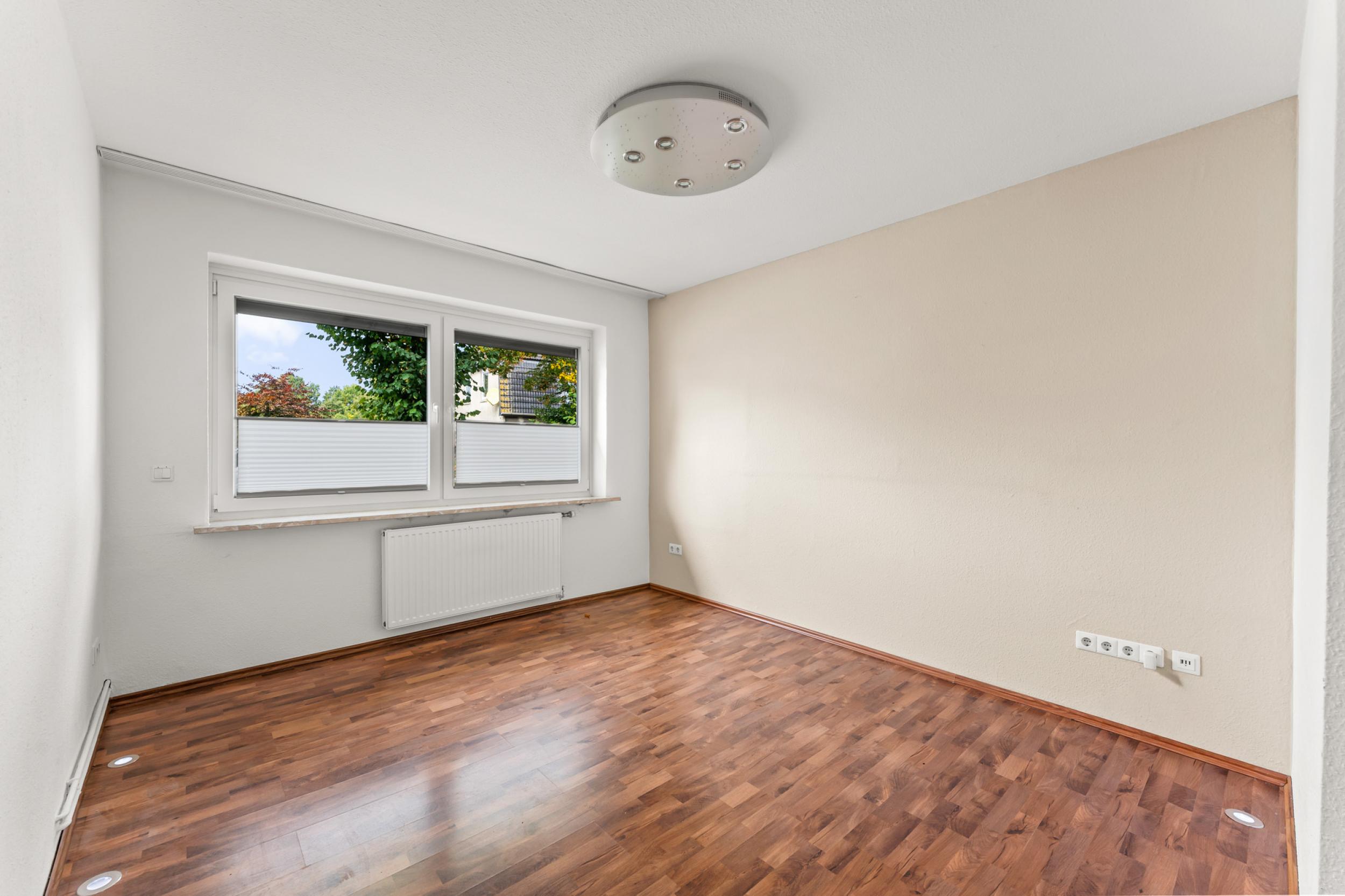 Schiffdorf - Modernisiertes Einfamilienhaus mit zusätzlichem Bauland - Schlafzimmer