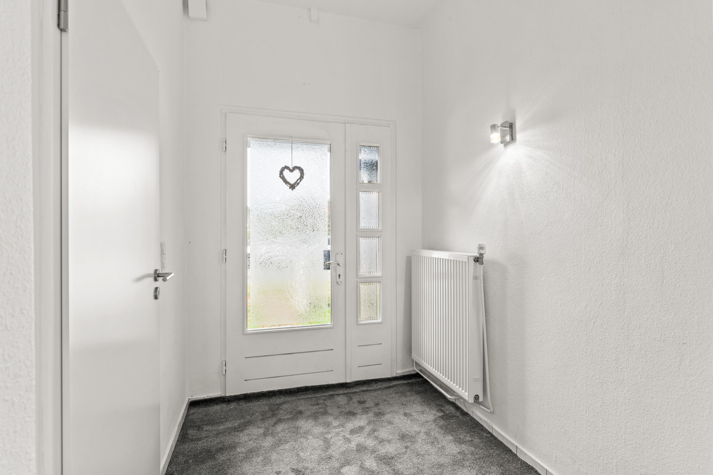 Schiffdorf - Modernisiertes Einfamilienhaus mit zusätzlichem Bauland - Fronteingang