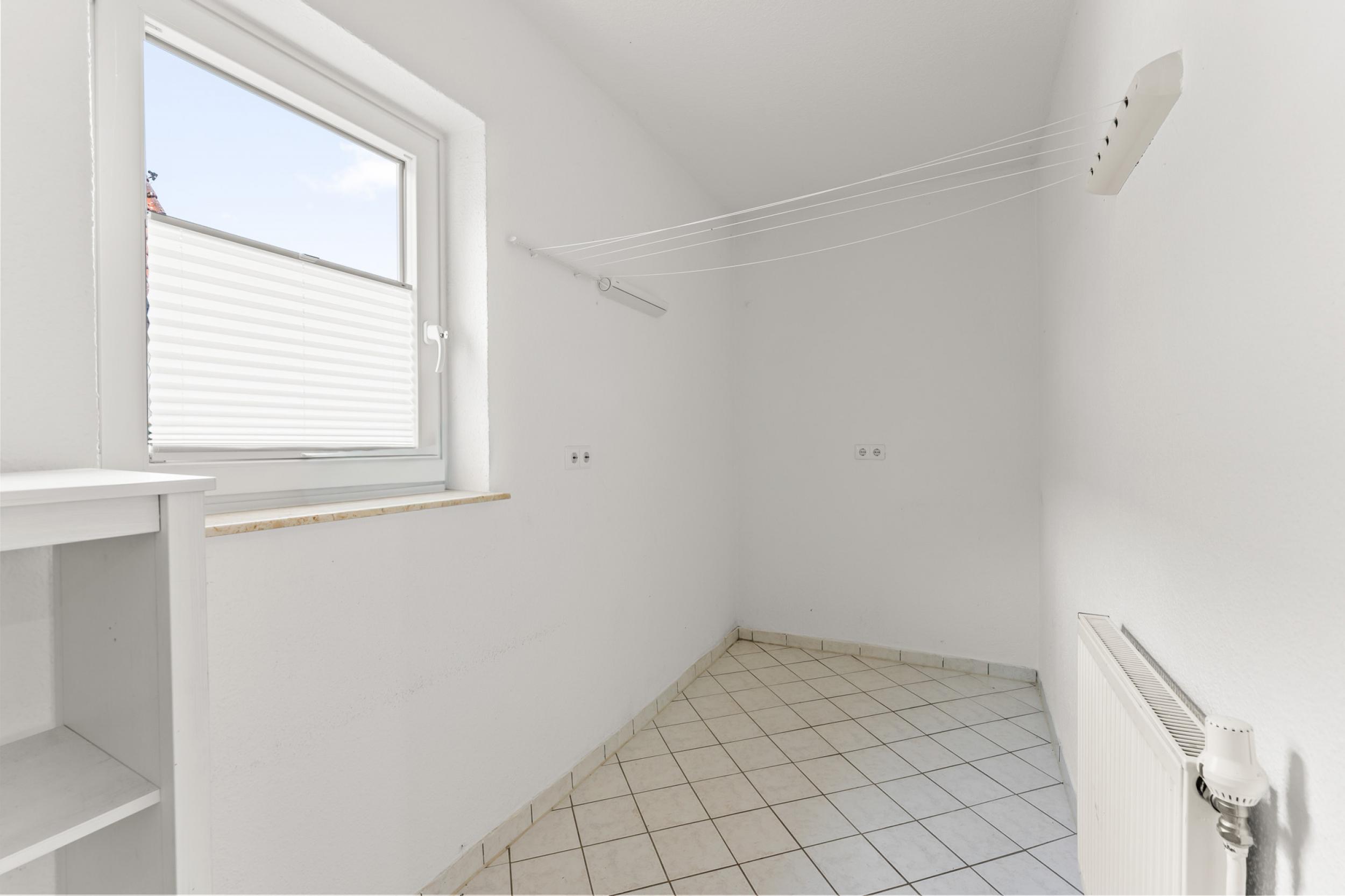 Schiffdorf - Modernisiertes Einfamilienhaus mit zusätzlichem Bauland - Hauswirtschaftsraum