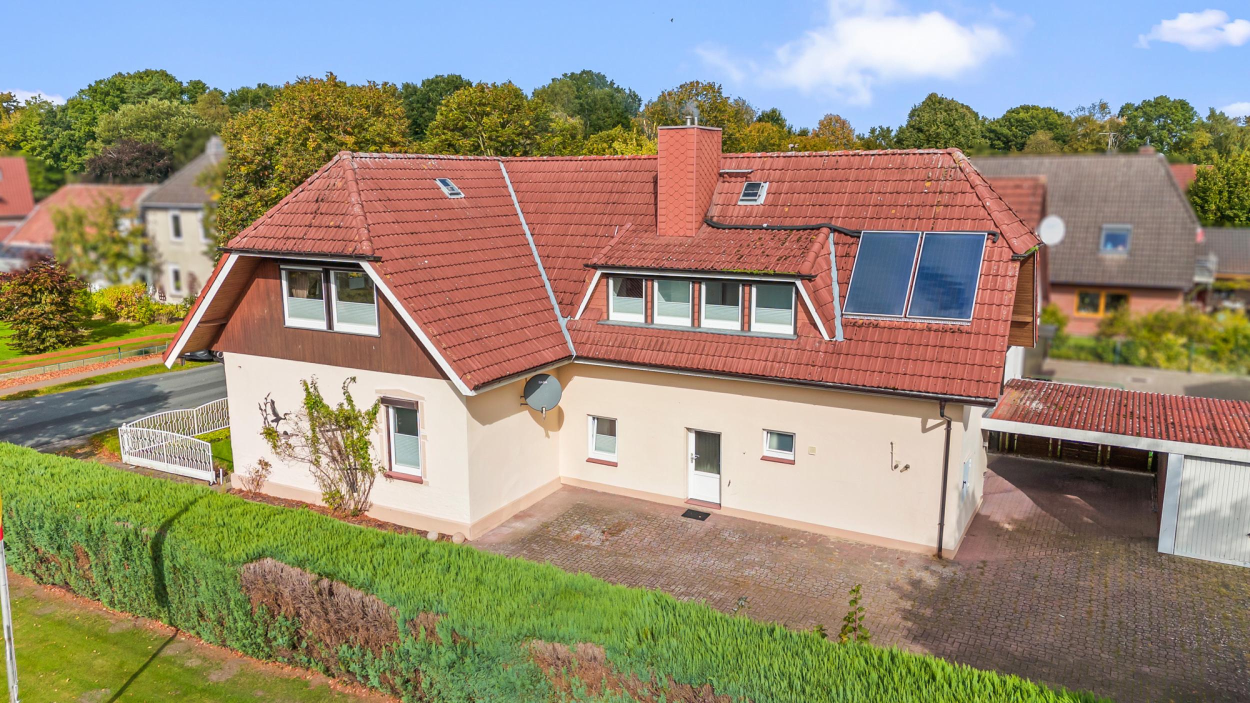 Schiffdorf - Modernisiertes Einfamilienhaus mit zusätzlichem Bauland - Seitenansicht