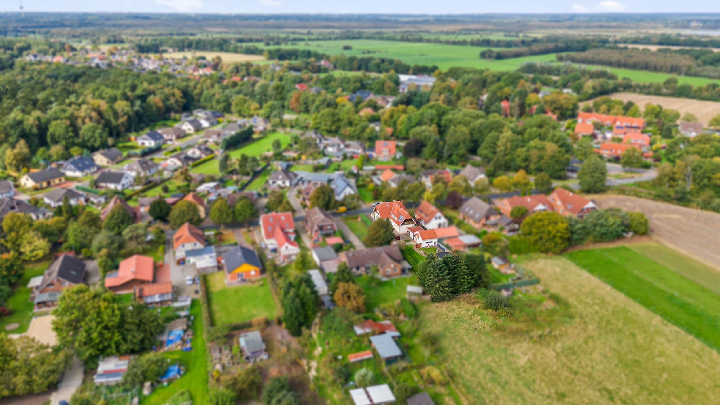 Schiffdorf - Modernisiertes Einfamilienhaus mit zusätzlichem Bauland - Luftaufnahme