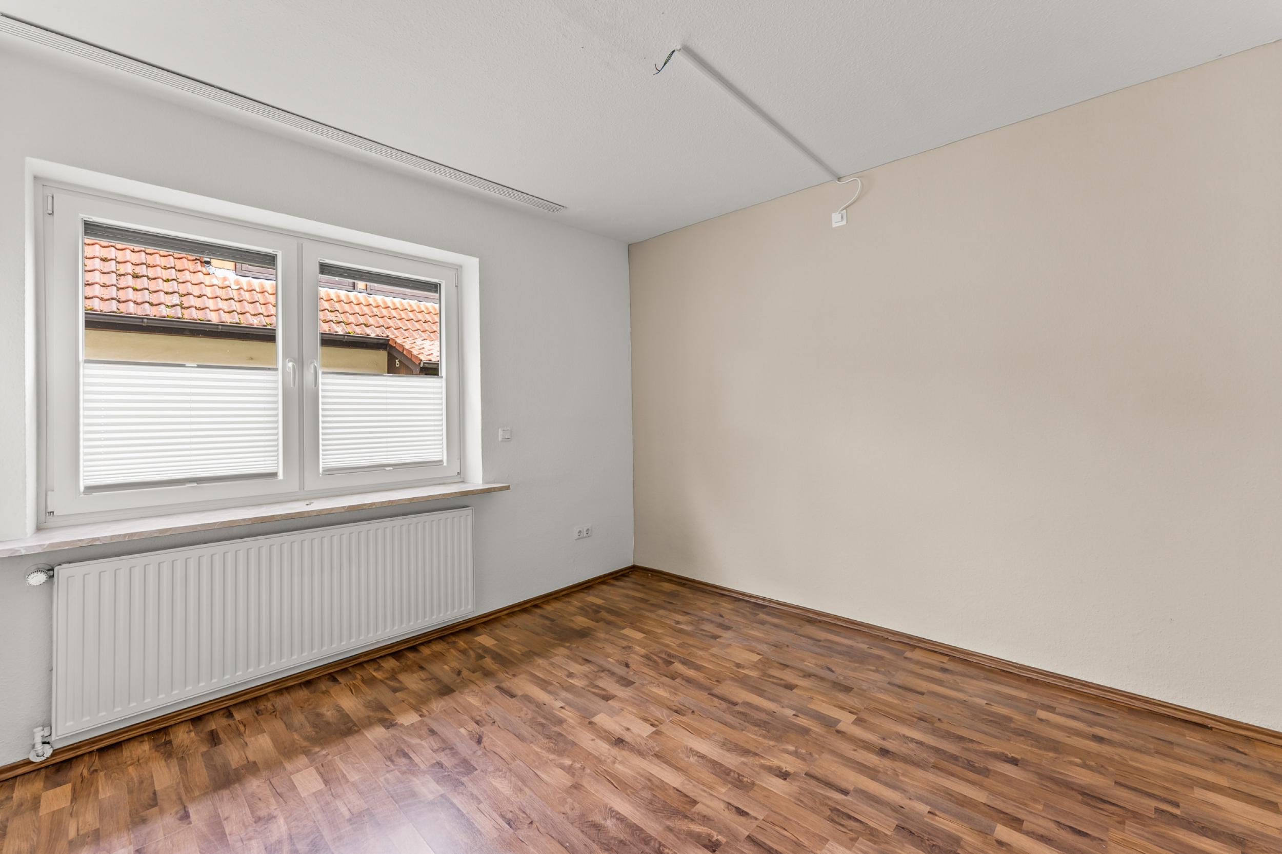 Schiffdorf - Modernisiertes Einfamilienhaus mit zusätzlichem Bauland - Ankleidebereich