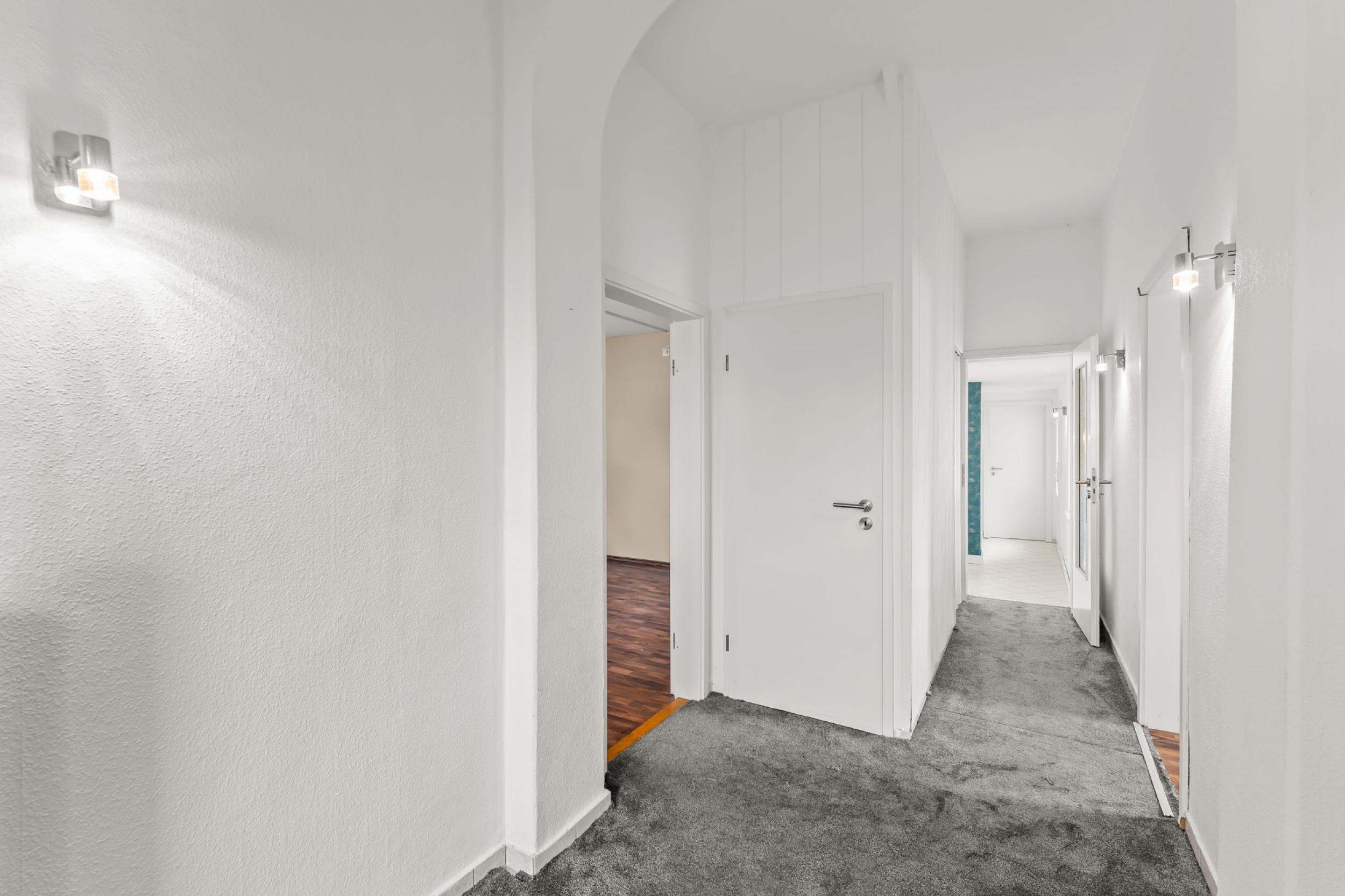 Schiffdorf - Modernisiertes Einfamilienhaus mit zusätzlichem Bauland - Flur im Erdgeschoss