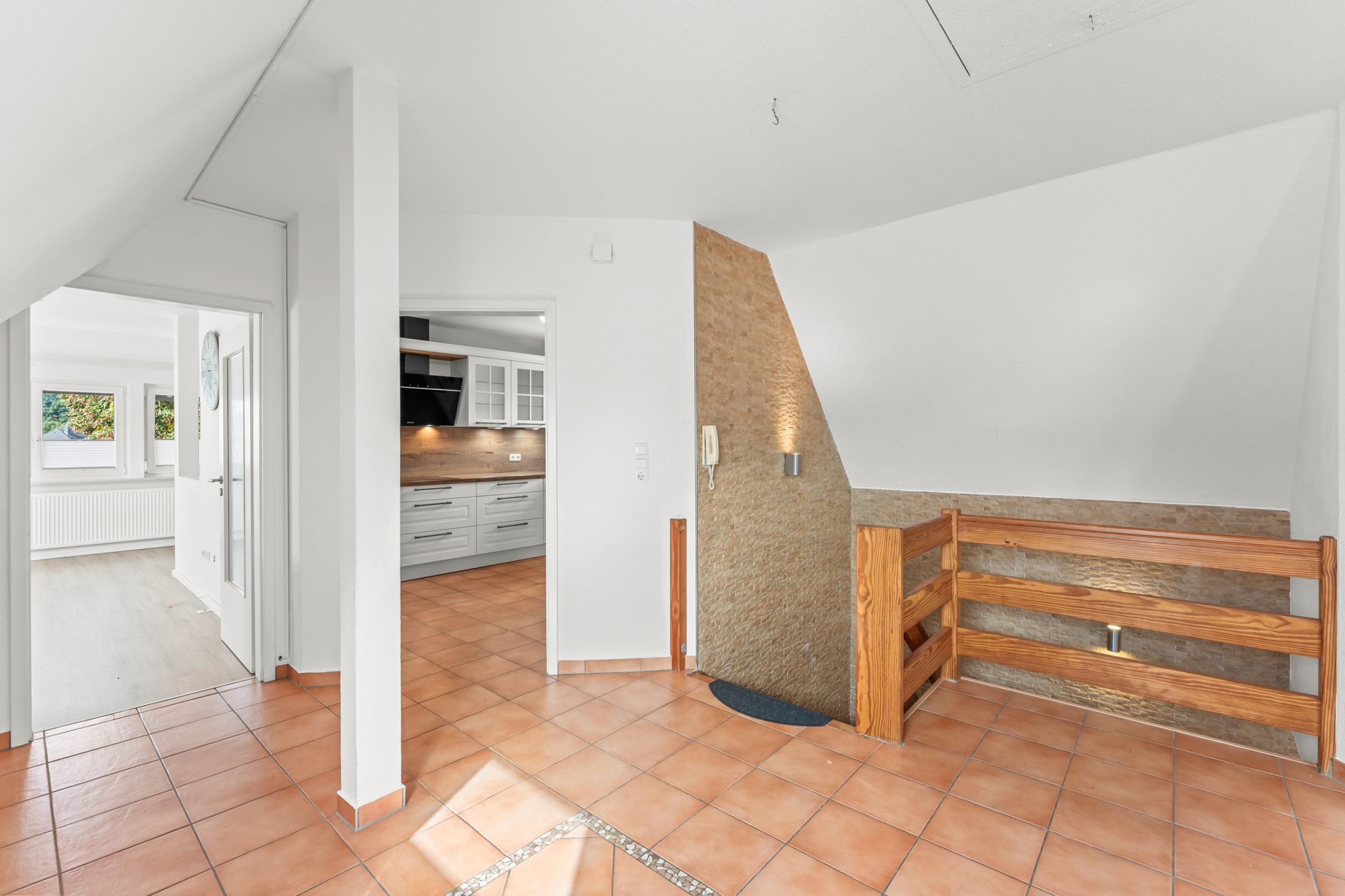 Schiffdorf - Modernisiertes Einfamilienhaus mit zusätzlichem Bauland - Flur im Dachgeschoss