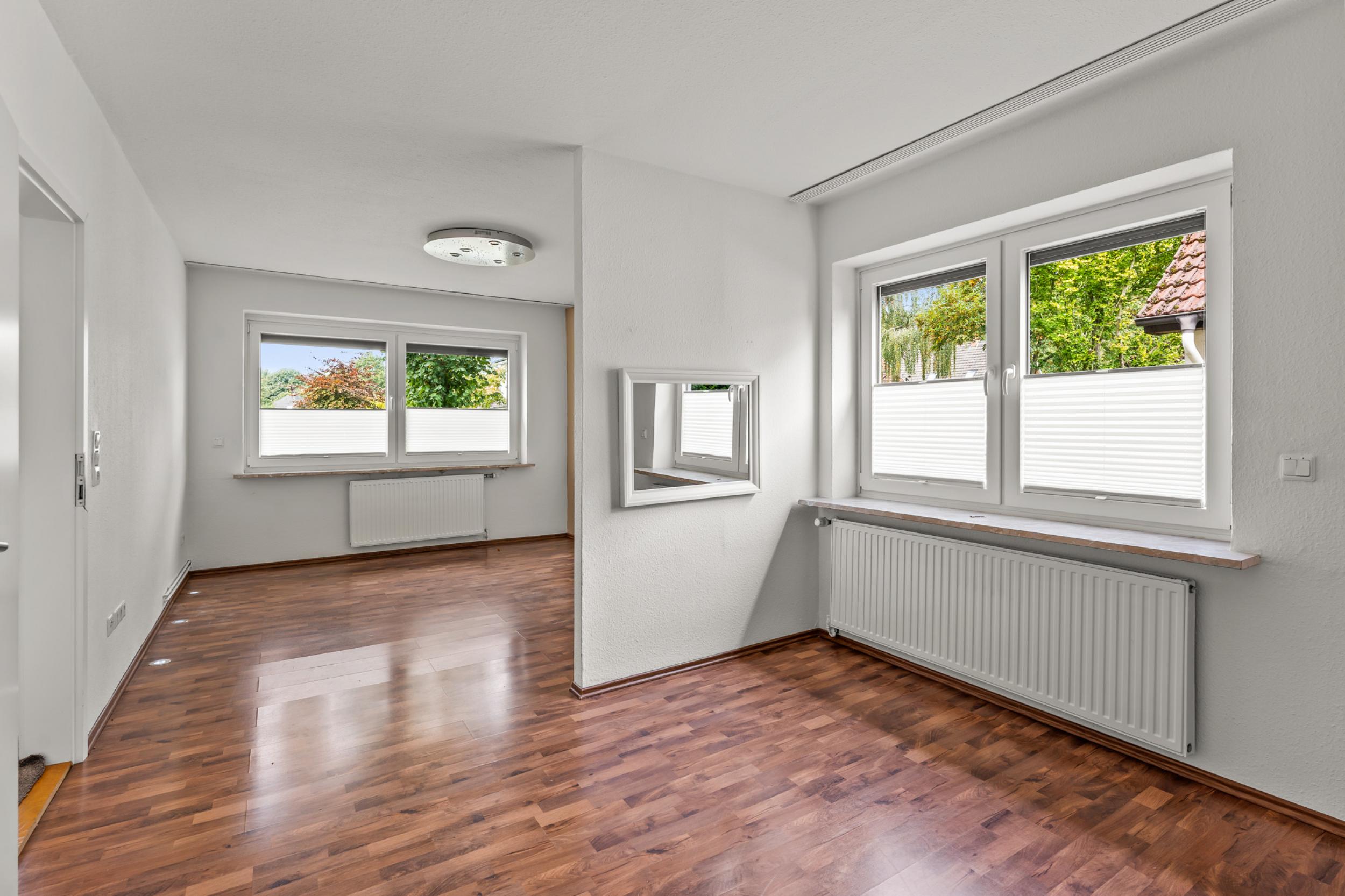 Schiffdorf - Modernisiertes Einfamilienhaus mit zusätzlichem Bauland - Schlafzimmer mit Ankleidebereich