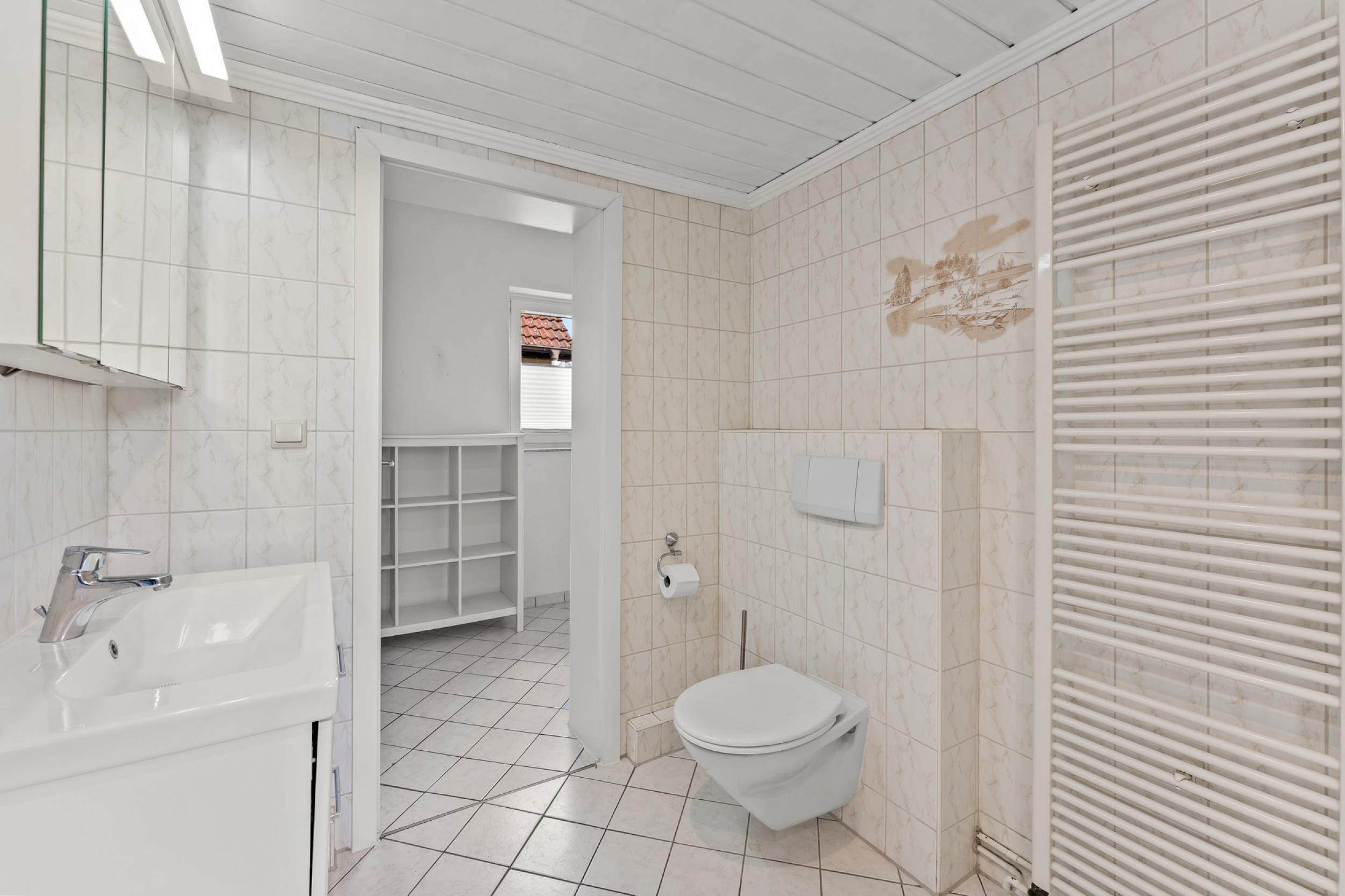 Schiffdorf - Modernisiertes Einfamilienhaus mit zusätzlichem Bauland - Duschbad