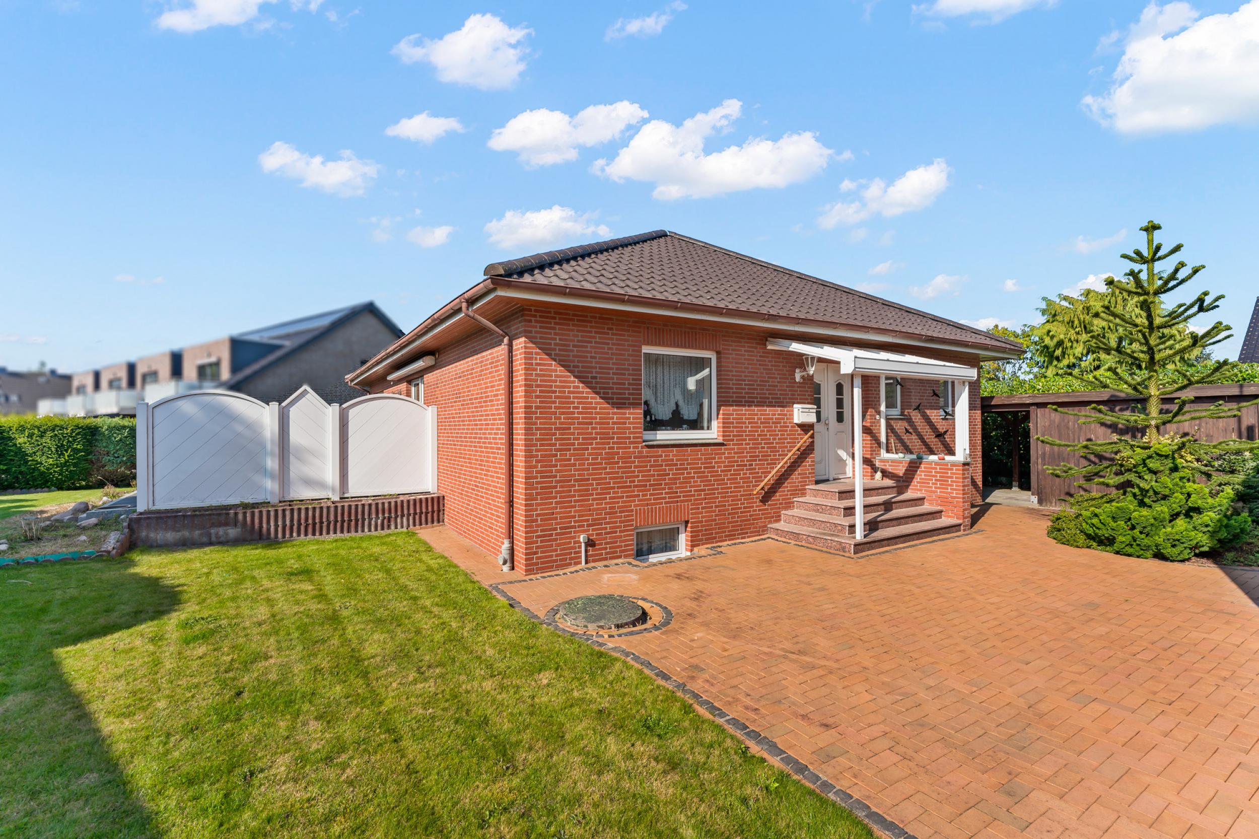 Schierholz - Solider Walmdachbungalow mit zusätzlichem Siedlungshaus - Frontansicht - Bungalow
