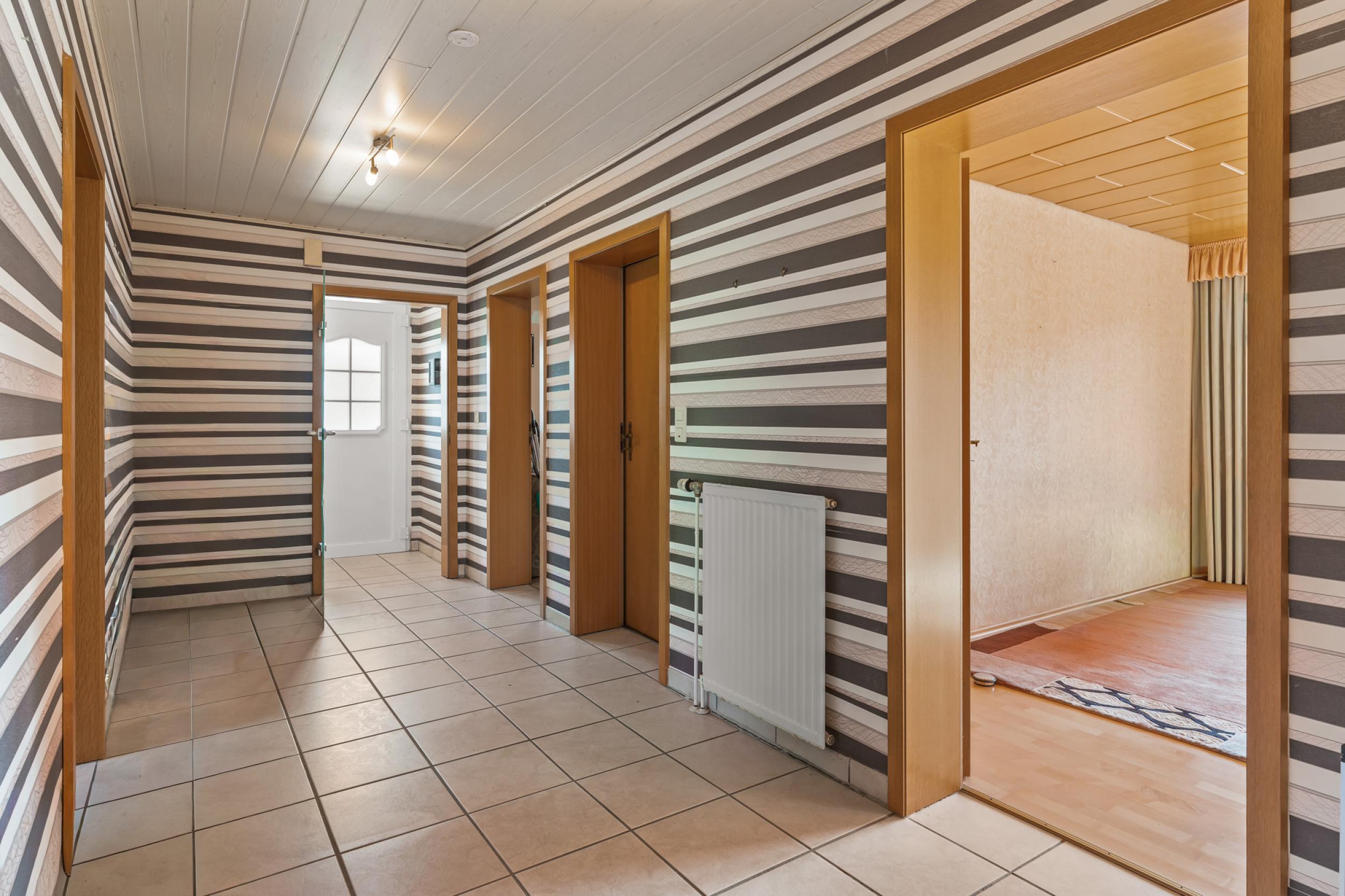 Schierholz - Solider Walmdachbungalow mit zusätzlichem Siedlungshaus - Flur - Bungalow