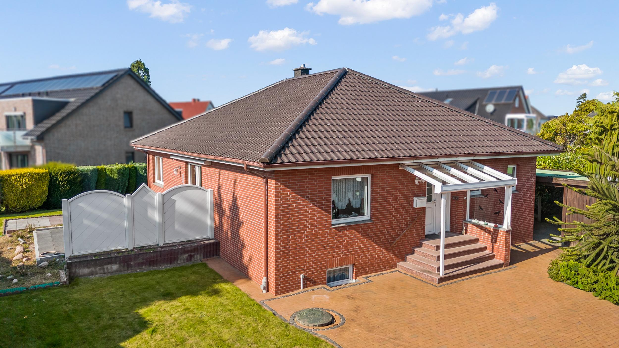 Schierholz - Solider Walmdachbungalow mit zusätzlichem Siedlungshaus - Frontansicht - Bungalow