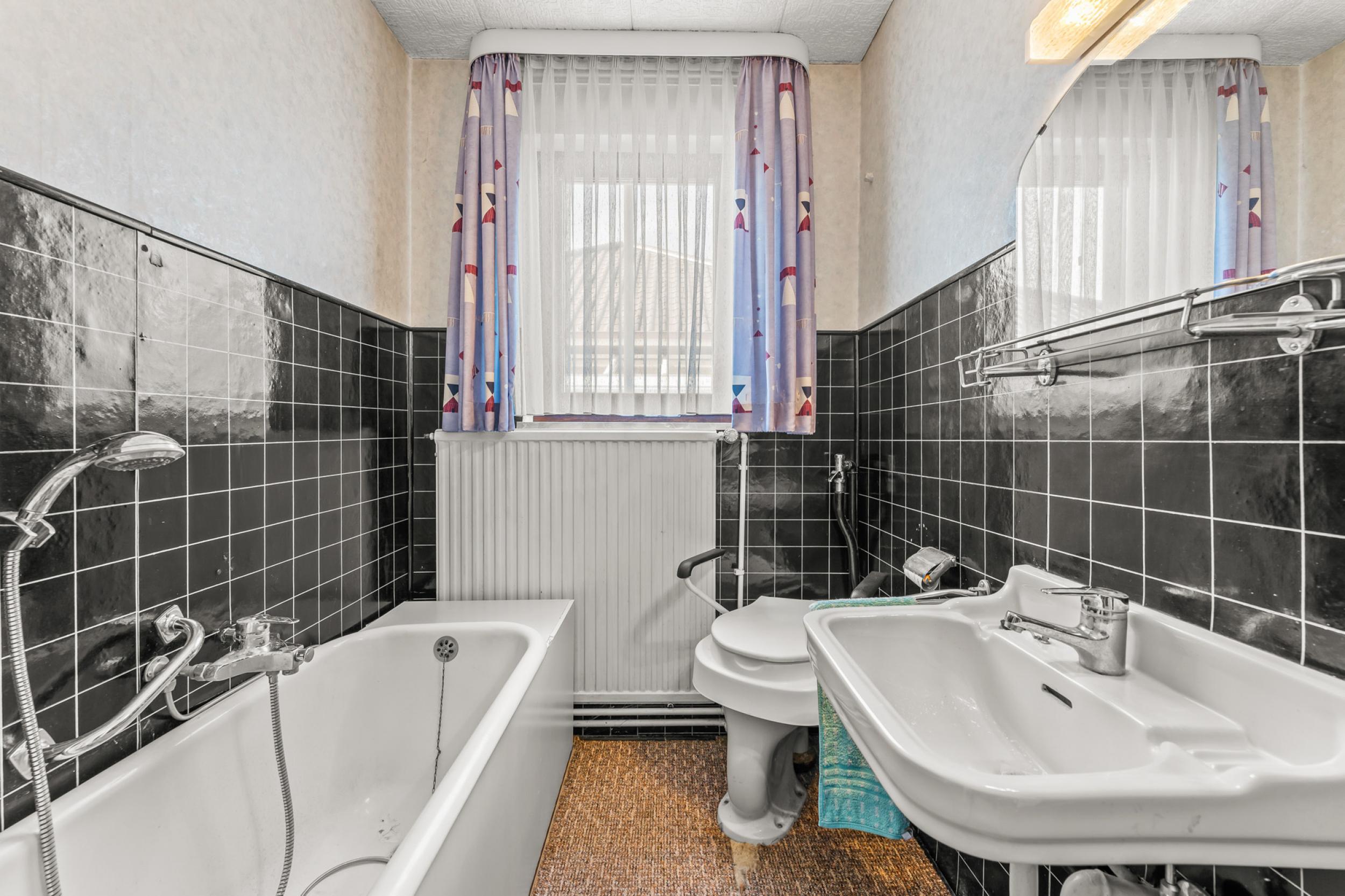 Schierholz - Solider Walmdachbungalow mit zusätzlichem Siedlungshaus - Badezimmer - Siedlungshaus