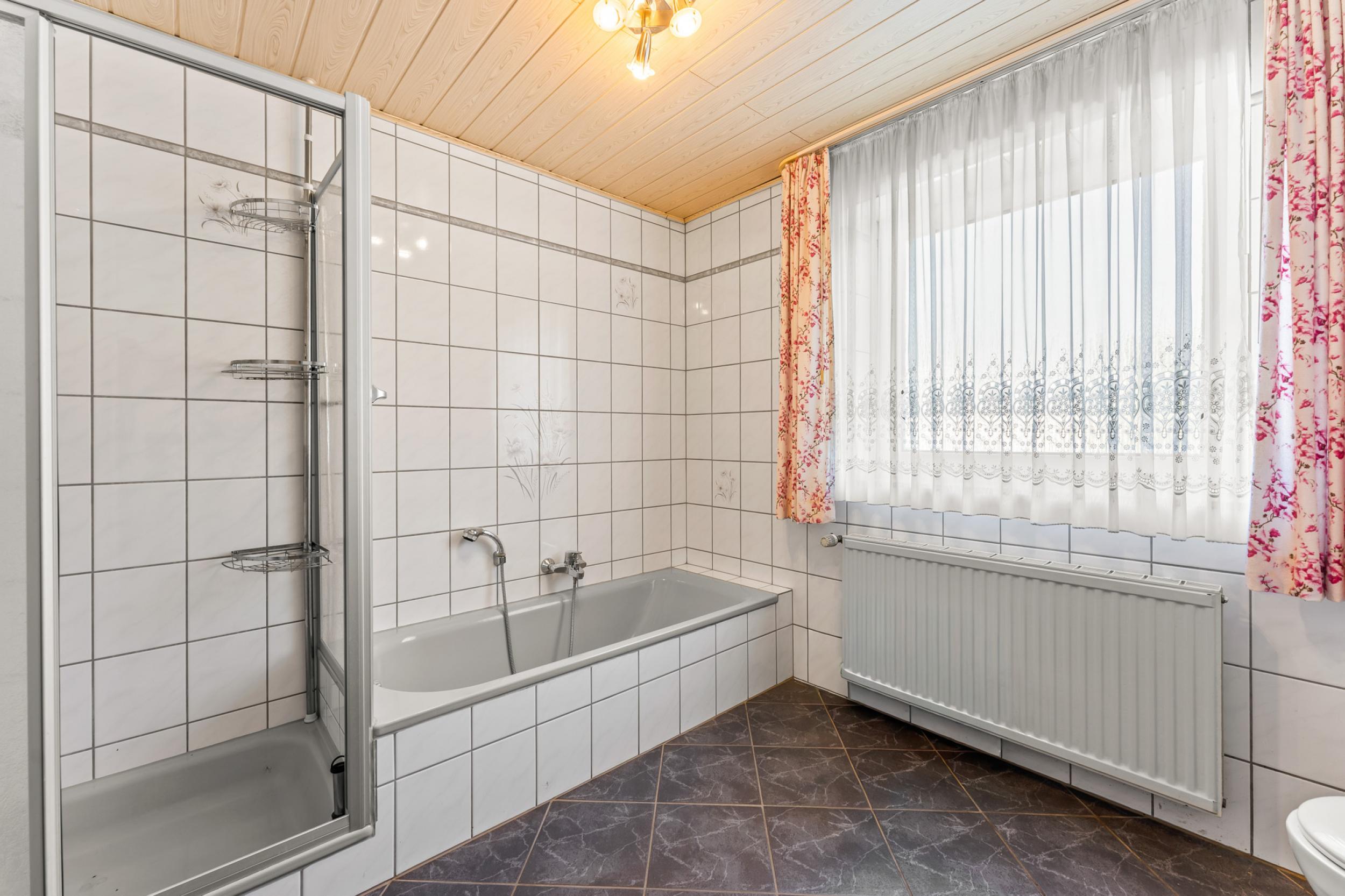 Schierholz - Solider Walmdachbungalow mit zusätzlichem Siedlungshaus - Badezimmer - Bungalow