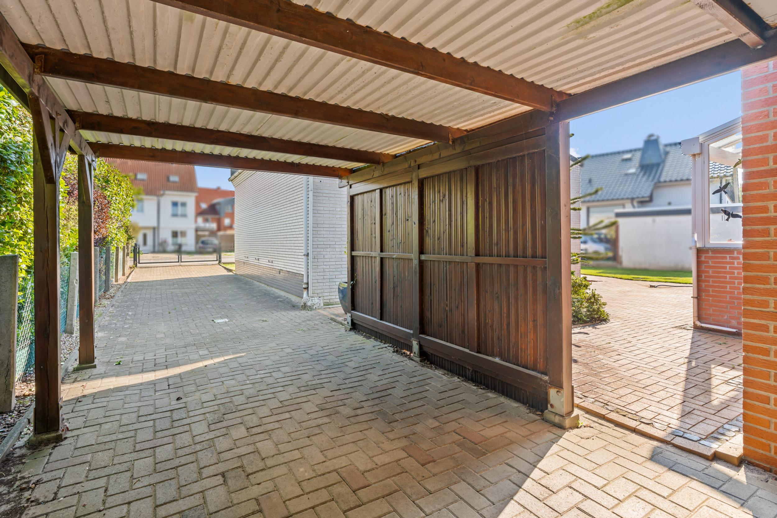 Schierholz - Solider Walmdachbungalow mit zusätzlichem Siedlungshaus - Carport