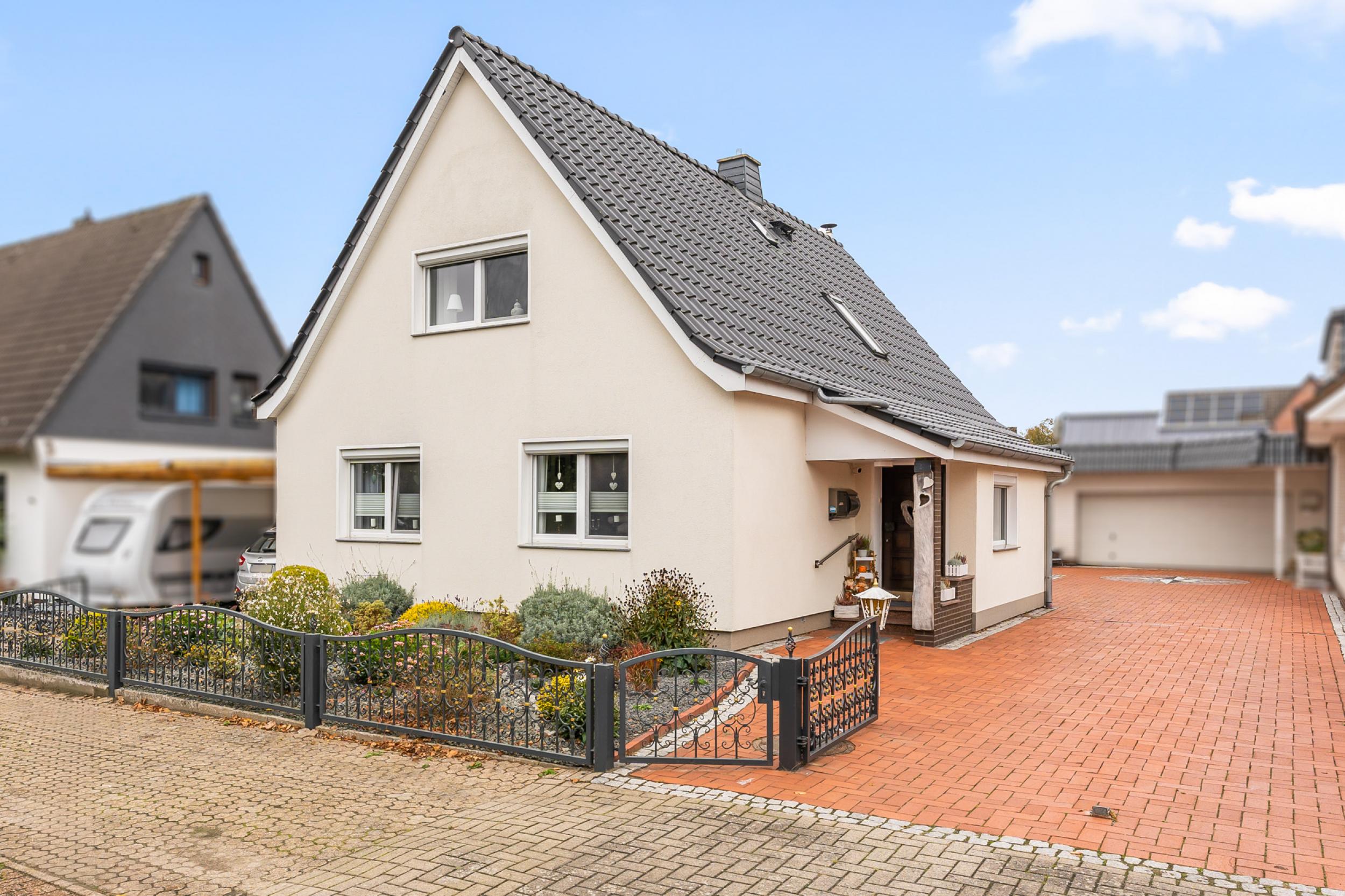 Schiffdorf-Spaden - Modernisiertes Einfamilienhaus mit Einliegerwohnung in ruhiger Lage - Frontansicht