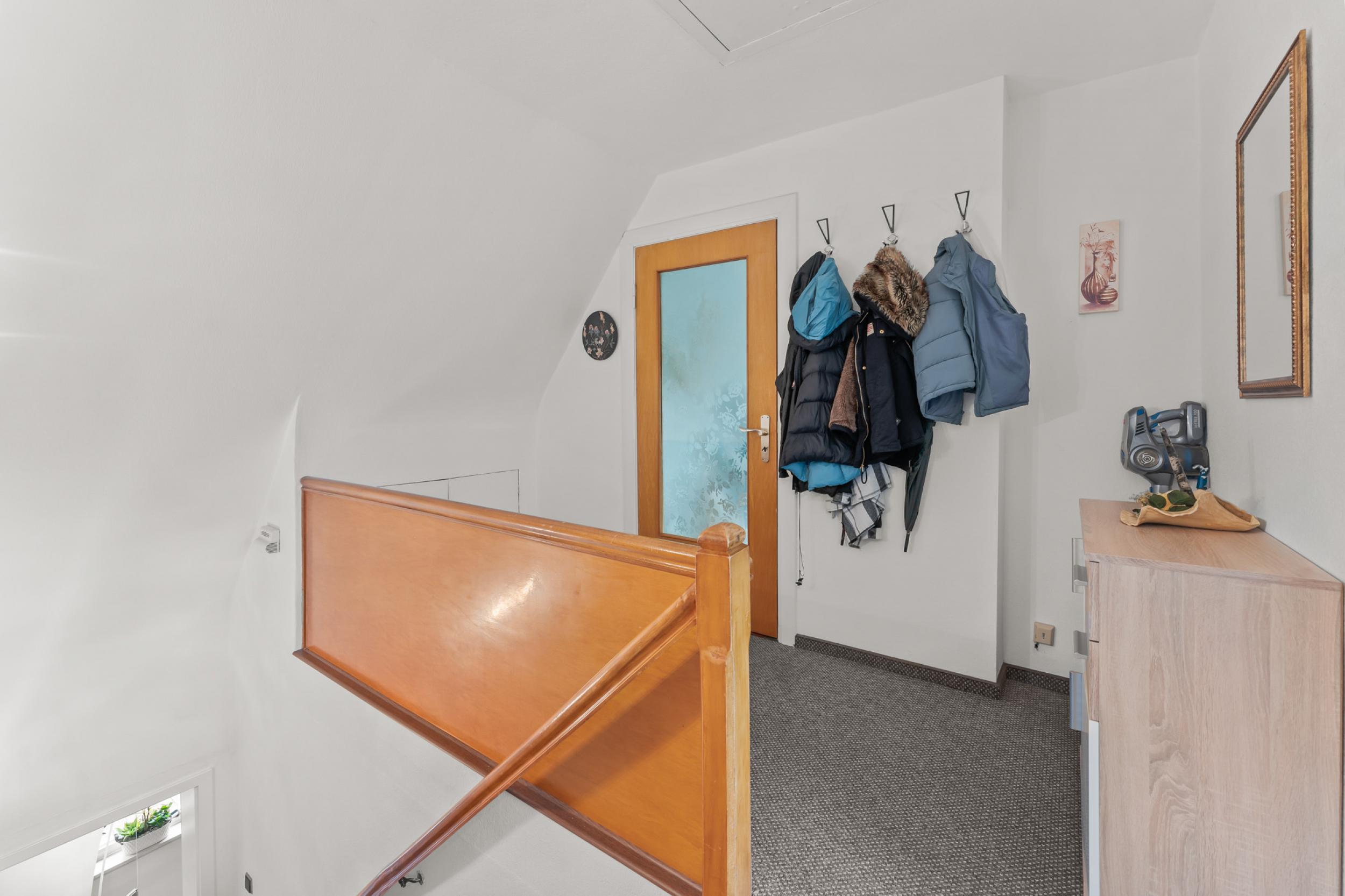 Schiffdorf-Spaden - Modernisiertes Einfamilienhaus mit Einliegerwohnung in ruhiger Lage - Flur Dachgeschoss