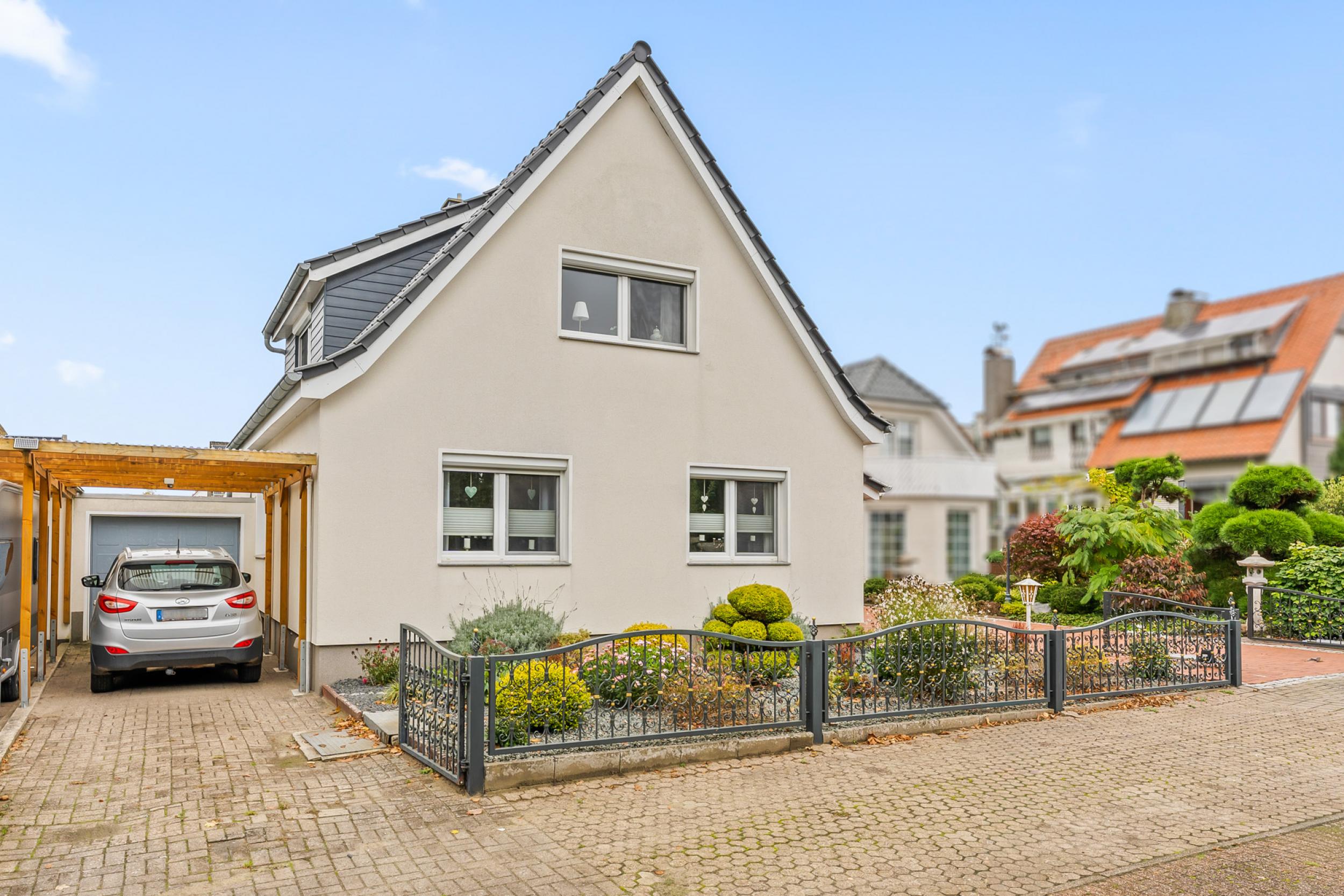 Schiffdorf-Spaden - Modernisiertes Einfamilienhaus mit Einliegerwohnung in ruhiger Lage - Frontansicht