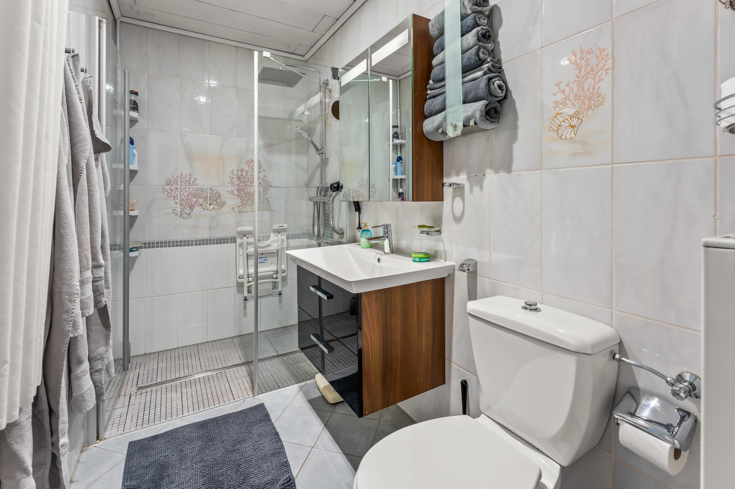 Schiffdorf-Spaden - Modernisiertes Einfamilienhaus mit Einliegerwohnung in ruhiger Lage - Duschbad Erdgeschoss