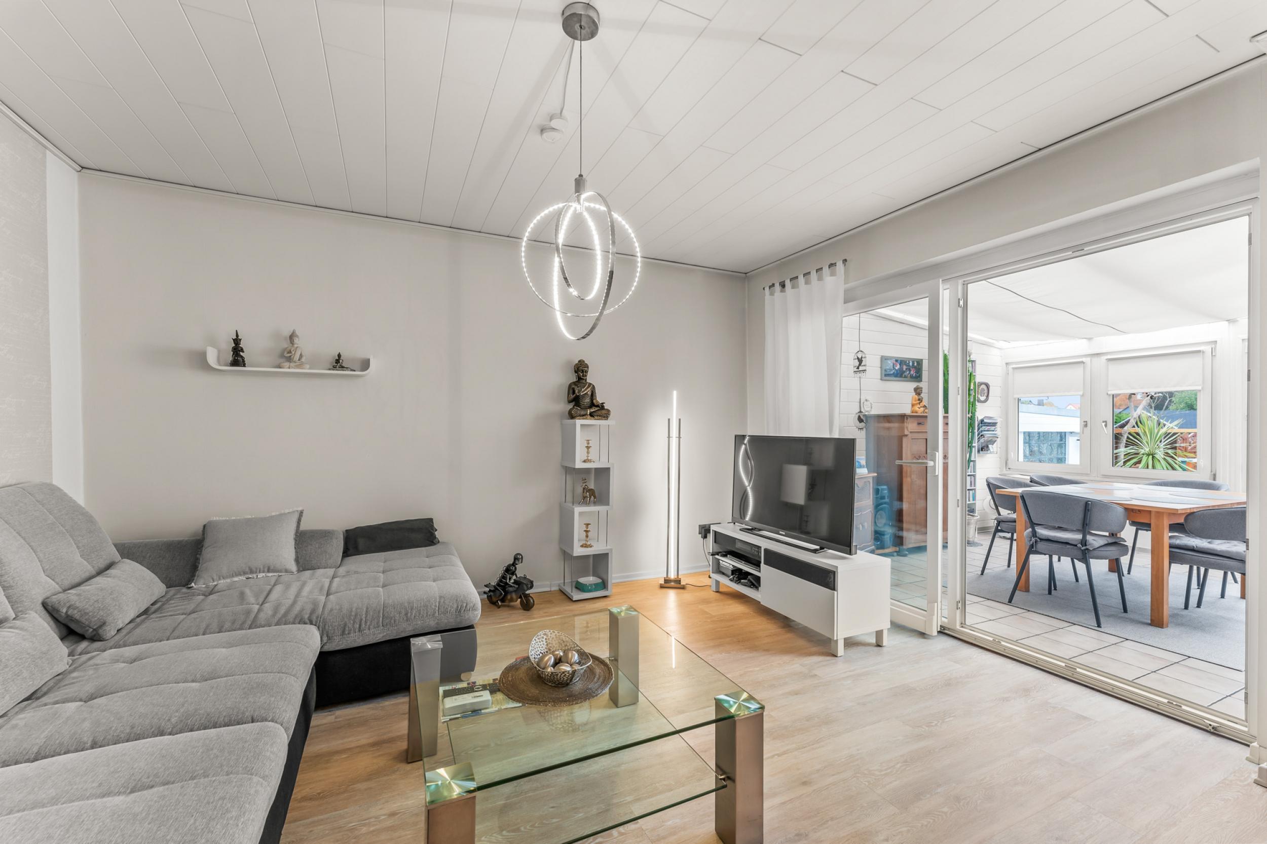 Schiffdorf-Spaden - Modernisiertes Einfamilienhaus mit Einliegerwohnung in ruhiger Lage - Wohnzimmer