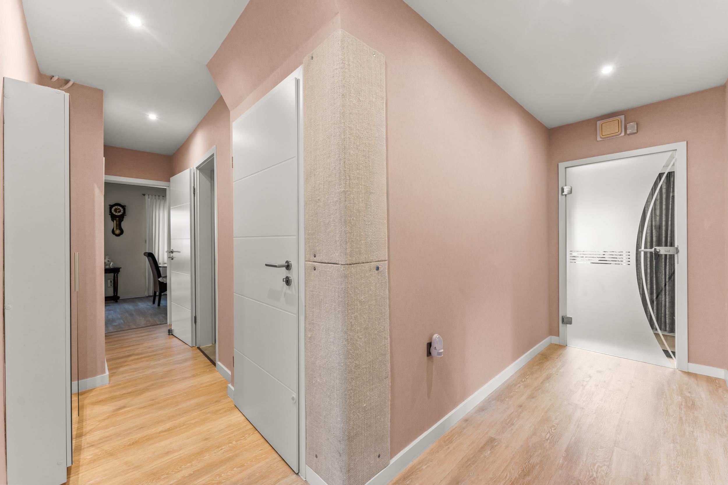 Schiffdorf-Spaden - Modernisiertes Einfamilienhaus mit Einliegerwohnung in ruhiger Lage - Flur Erdgeschoss