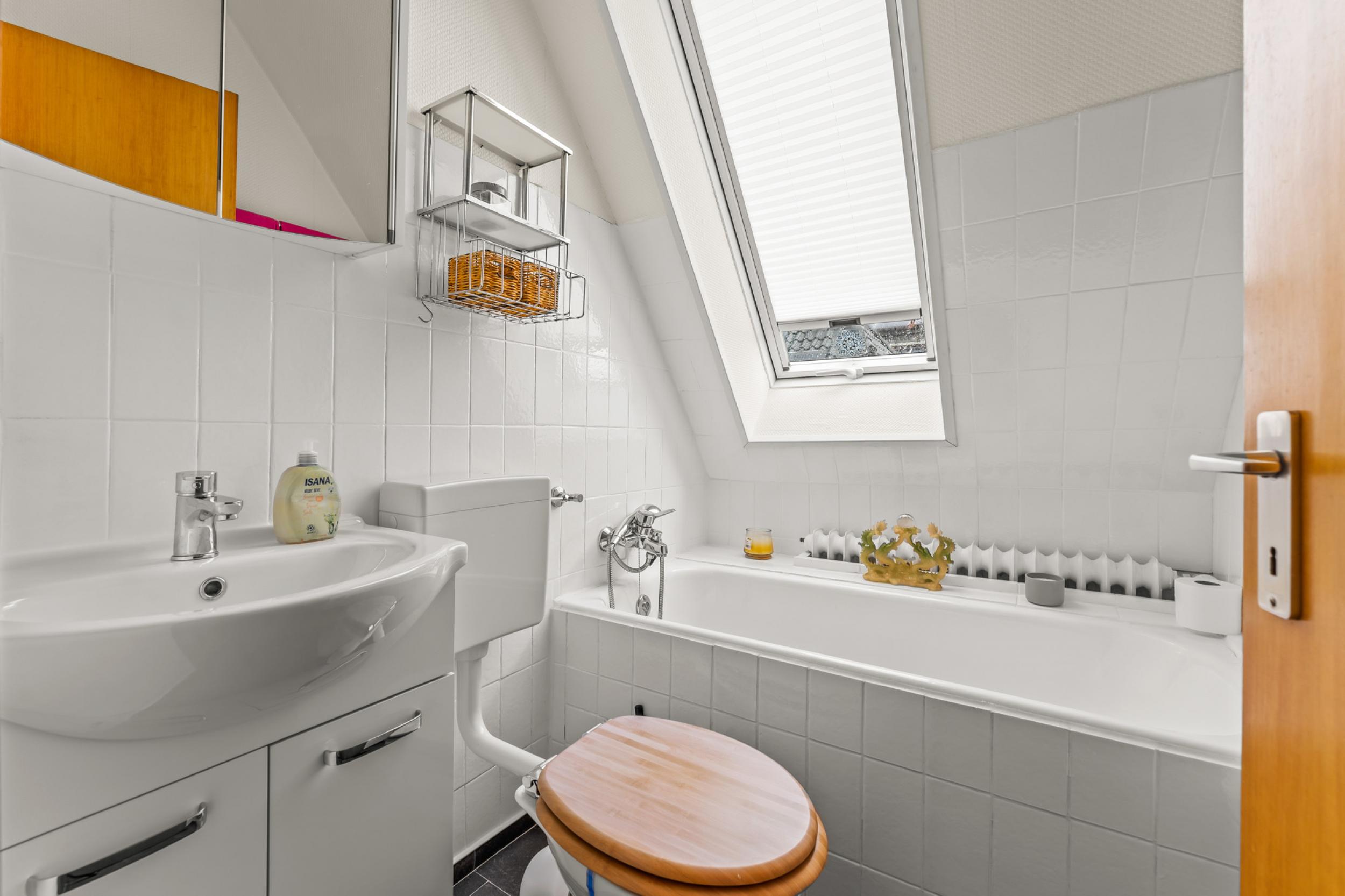 Schiffdorf-Spaden - Modernisiertes Einfamilienhaus mit Einliegerwohnung in ruhiger Lage - Badezimmer Dachgeschoss