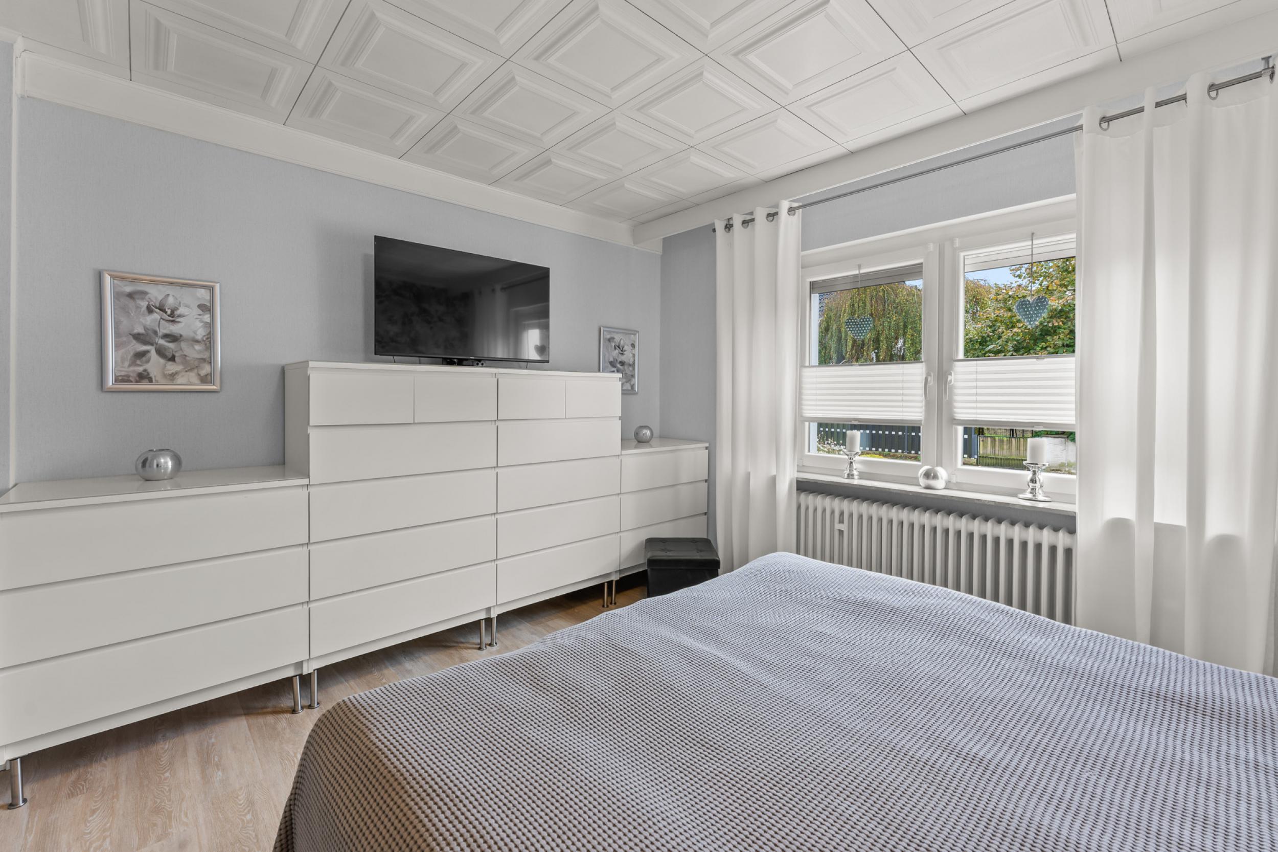 Schiffdorf-Spaden - Modernisiertes Einfamilienhaus mit Einliegerwohnung in ruhiger Lage - Schlafzimmer Erdgeschoss