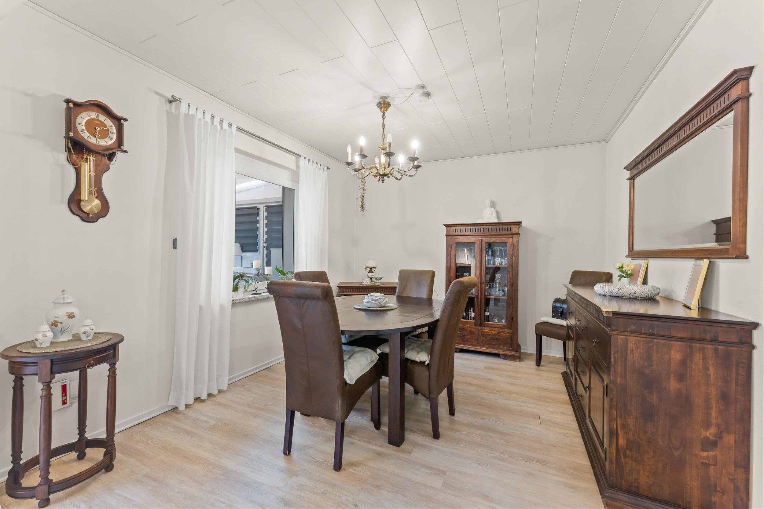 Schiffdorf-Spaden - Modernisiertes Einfamilienhaus mit Einliegerwohnung in ruhiger Lage - Esszimmer Erdgeschoss