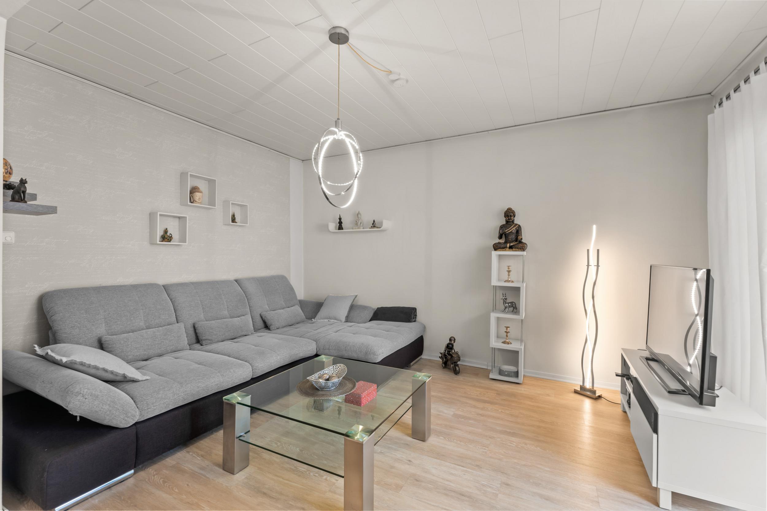 Schiffdorf-Spaden - Modernisiertes Einfamilienhaus mit Einliegerwohnung in ruhiger Lage - Wohnzimmer