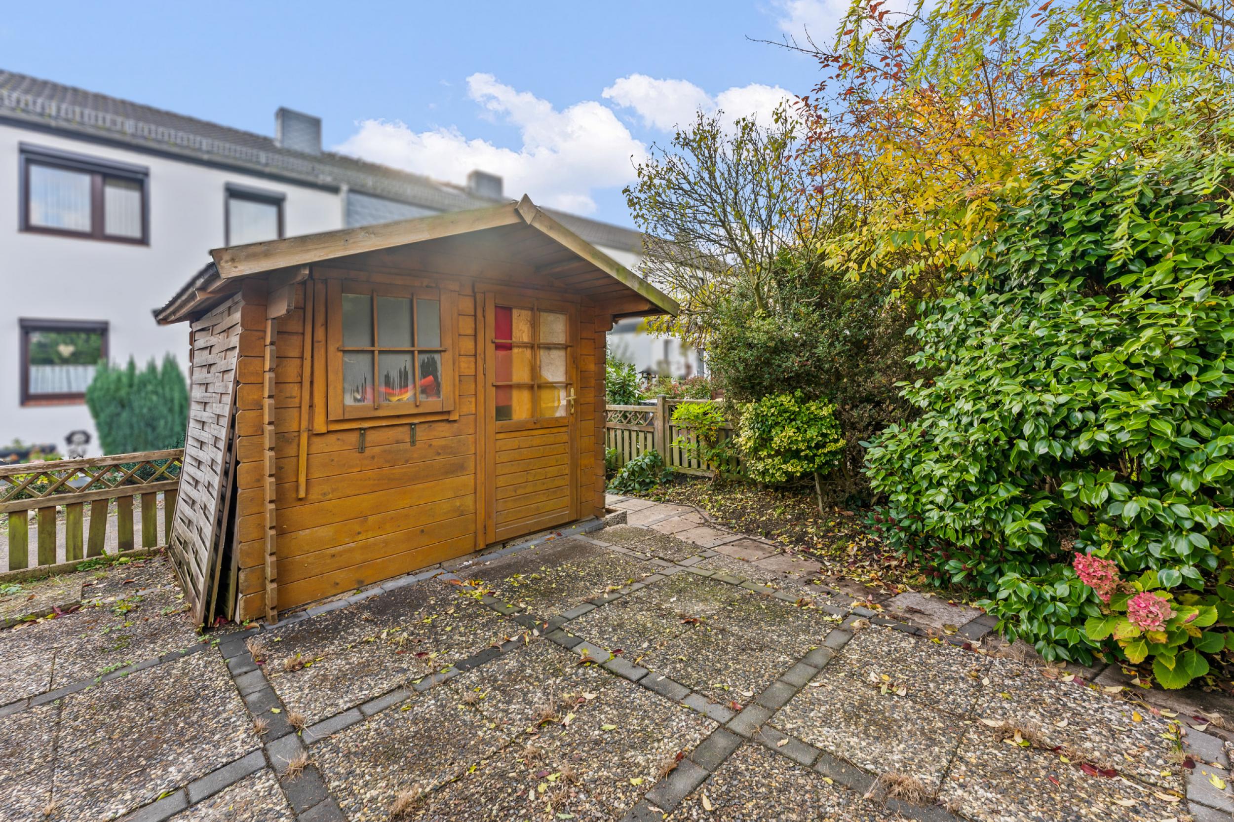 Schönebeck - Solides Reihenmittelhaus in ruhiger Lage mit viel Potenzial - Gartenhaus