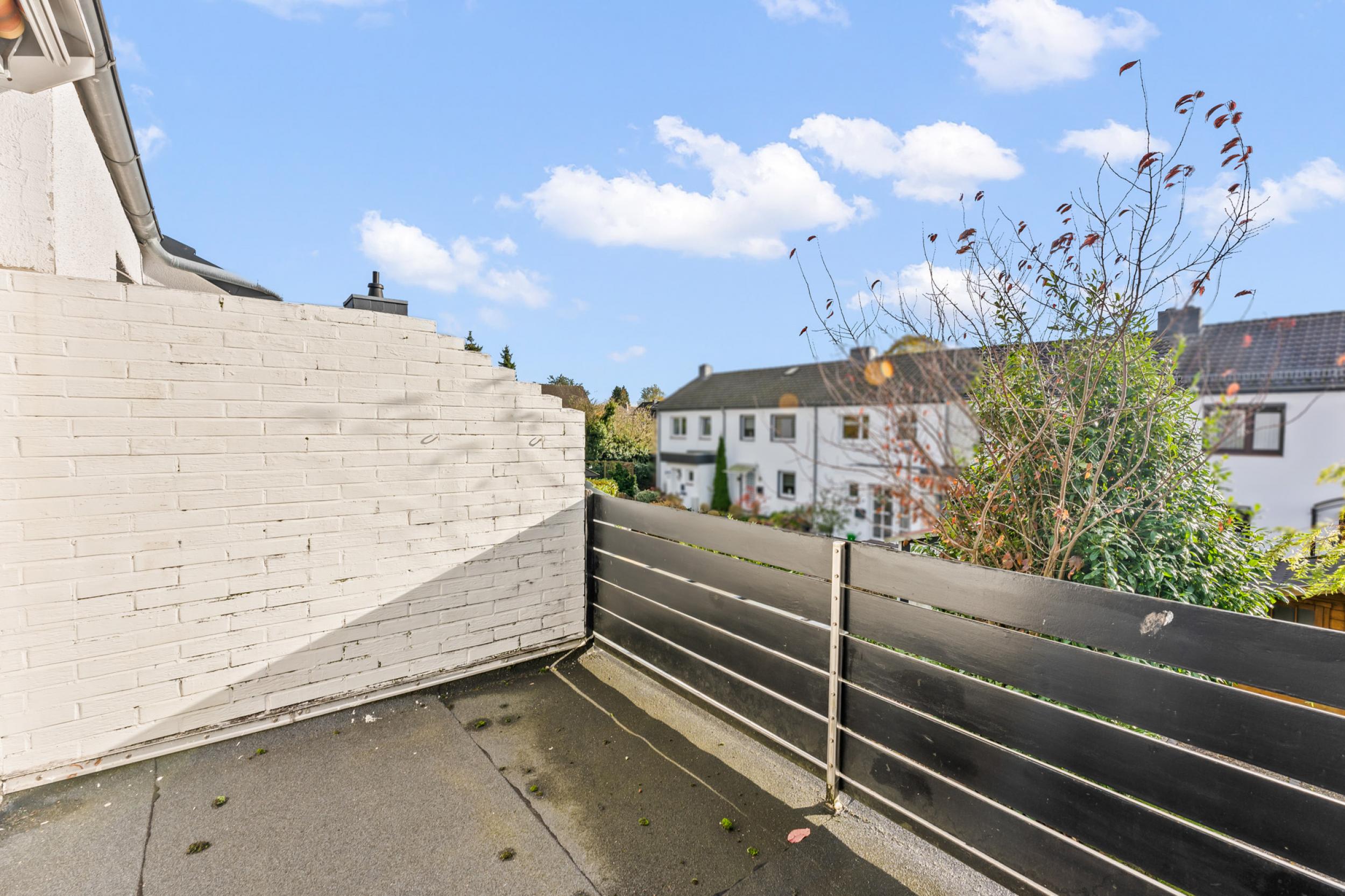Schönebeck - Solides Reihenmittelhaus in ruhiger Lage mit viel Potenzial - Balkon