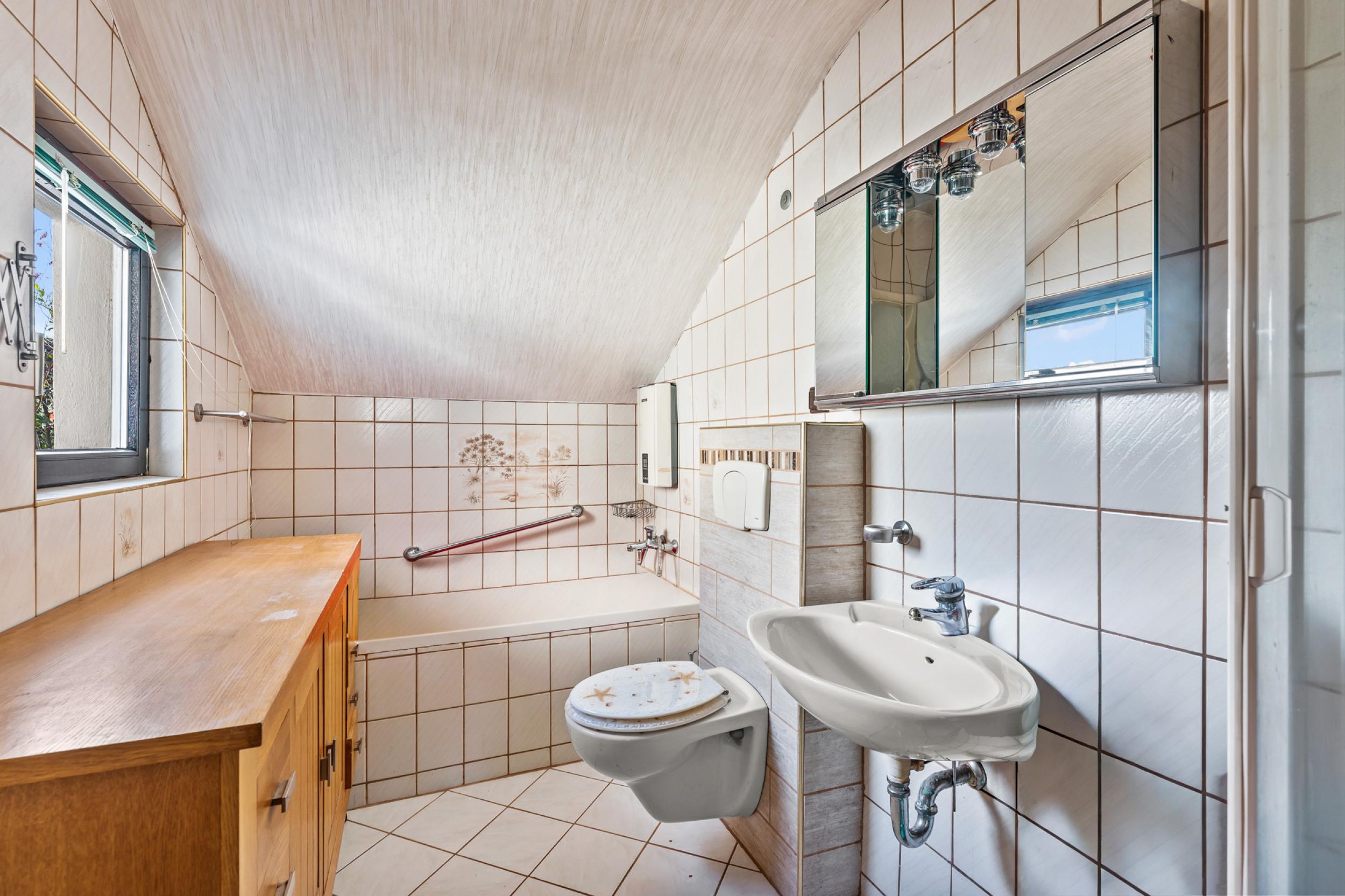 Schönebeck - Solides Reihenmittelhaus in ruhiger Lage mit viel Potenzial - Badezimmer