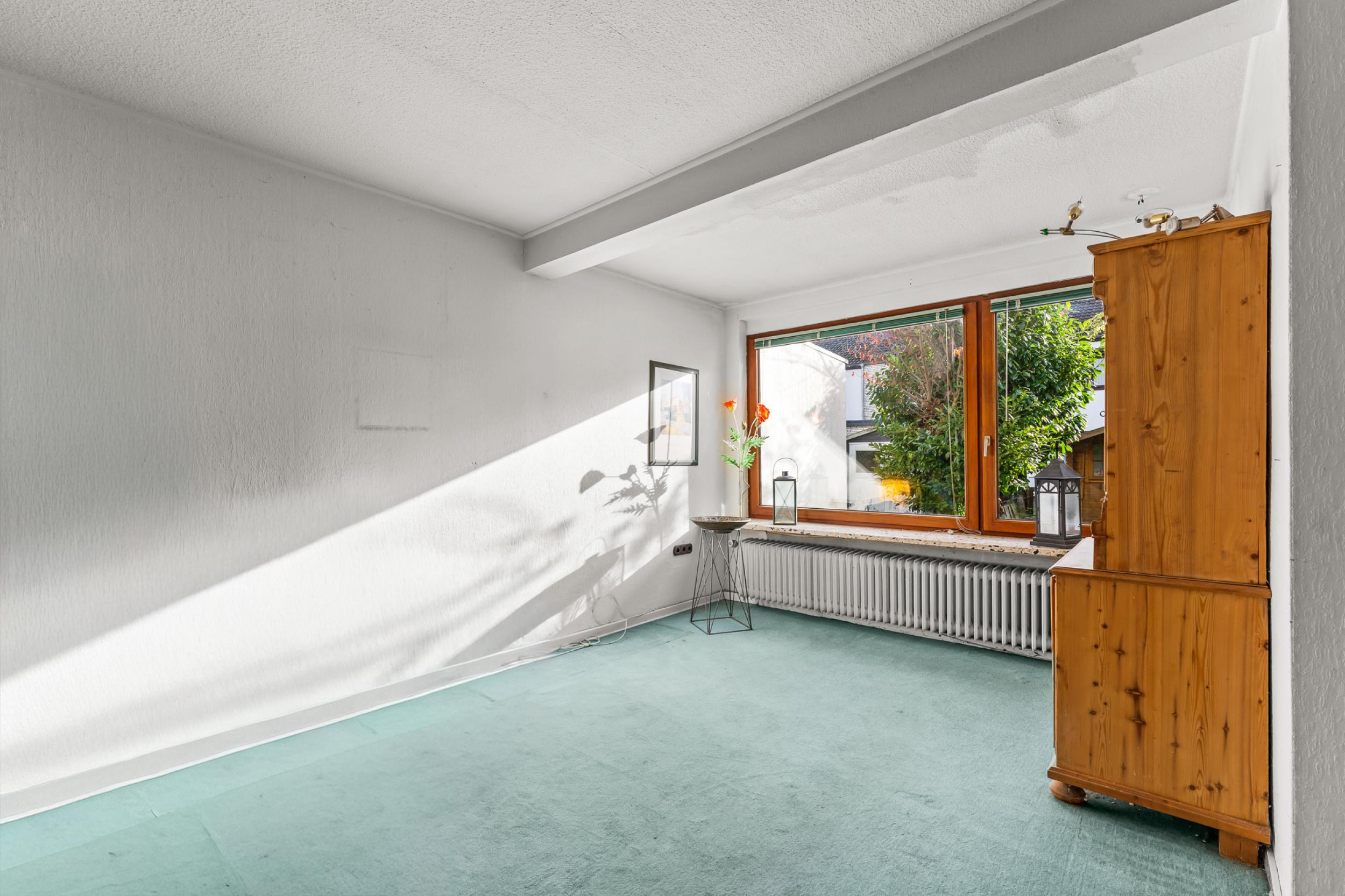 Schönebeck - Solides Reihenmittelhaus in ruhiger Lage mit viel Potenzial - Wohnzimmer