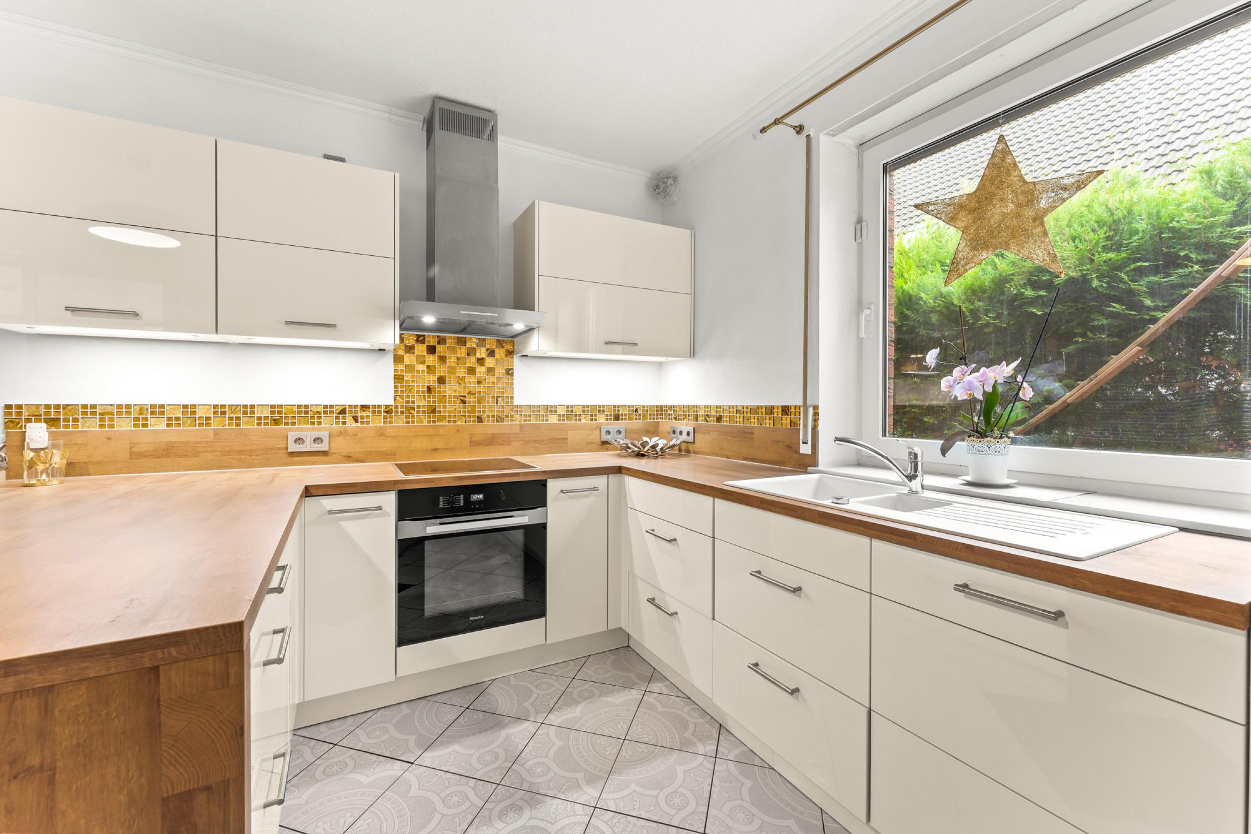 Surheide - Zweifamilienhaus als Mehrgenerationshaus oder Kapitalanlage - Einbauküche