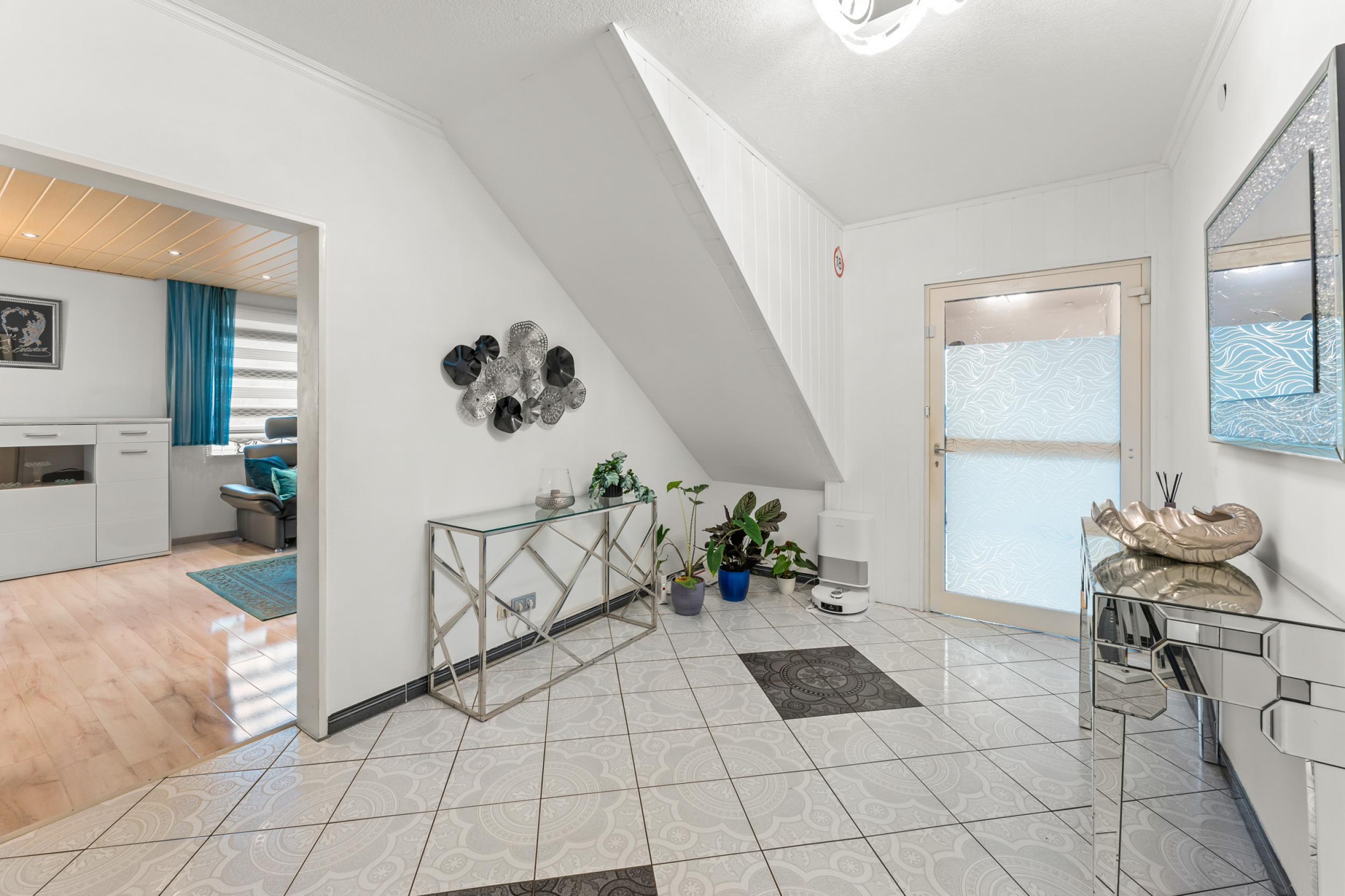 Surheide - Zweifamilienhaus als Mehrgenerationshaus oder Kapitalanlage - Flur Erdgeschoss