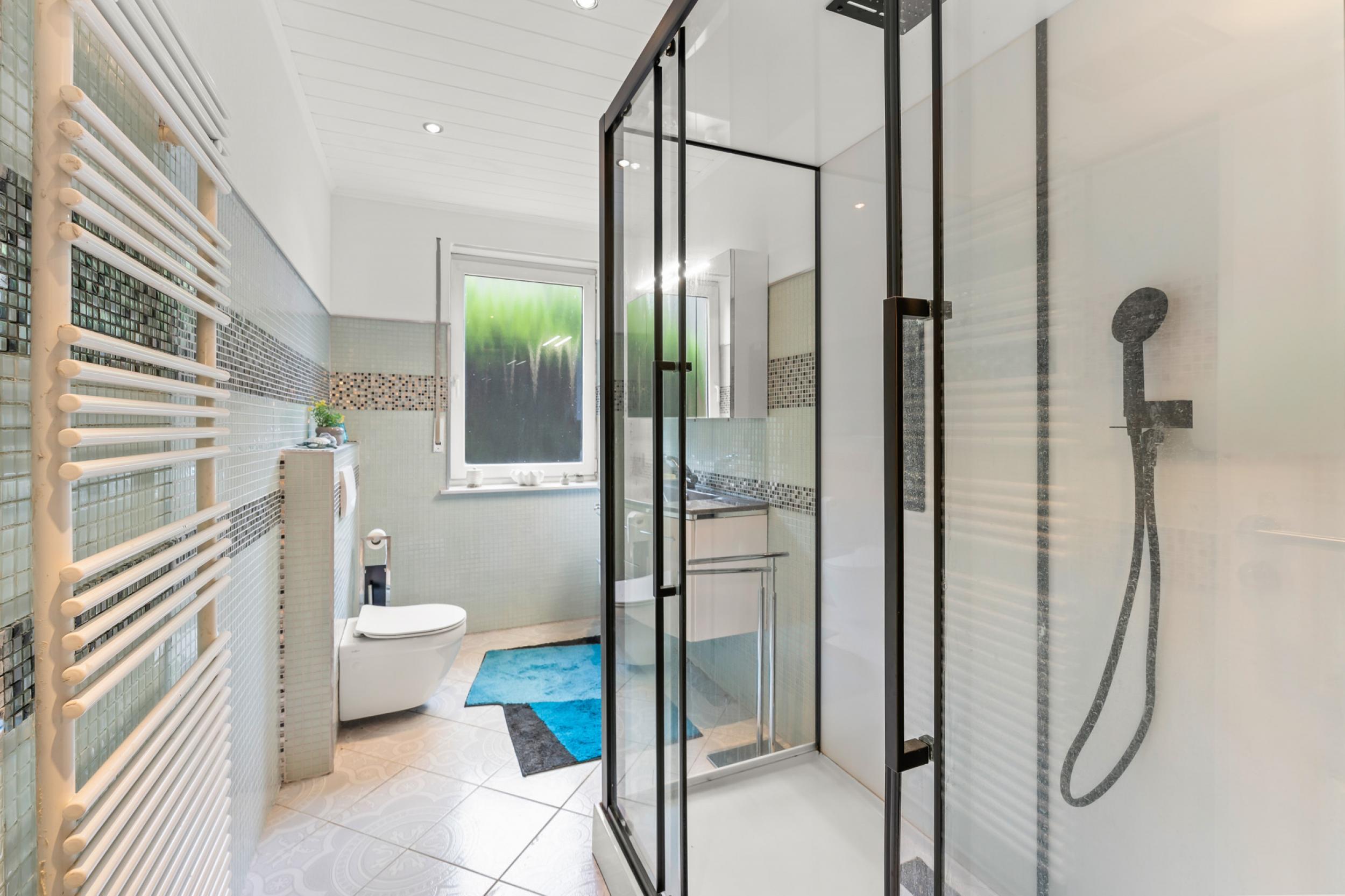 Surheide - Zweifamilienhaus als Mehrgenerationshaus oder Kapitalanlage - Badezimmer