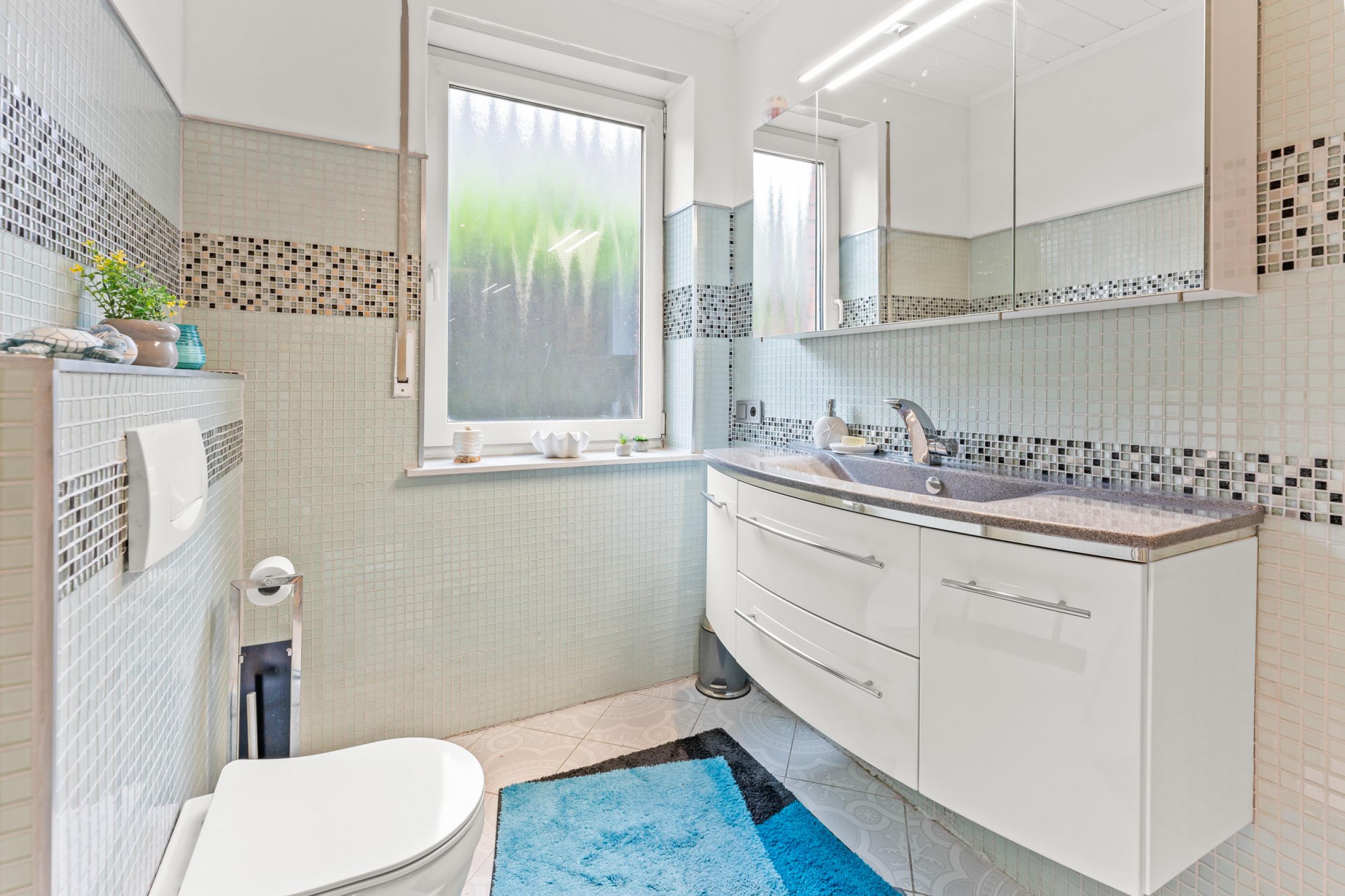 Surheide - Zweifamilienhaus als Mehrgenerationshaus oder Kapitalanlage - Badezimmer