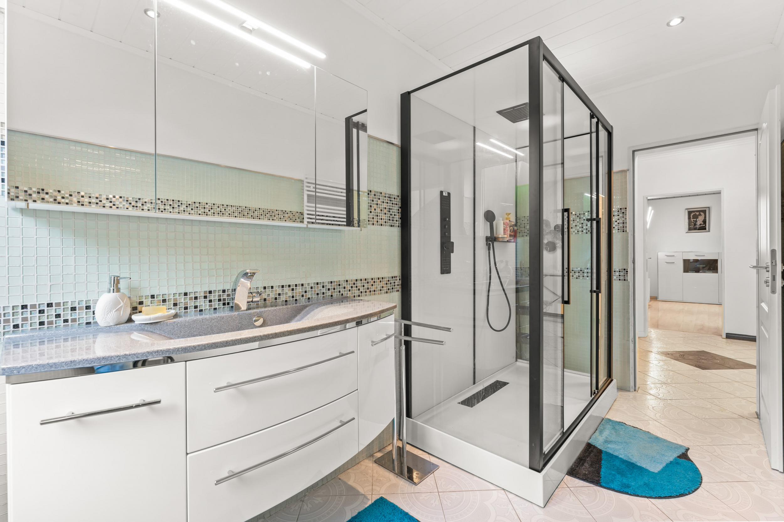 Surheide - Zweifamilienhaus als Mehrgenerationshaus oder Kapitalanlage - Badezimmer