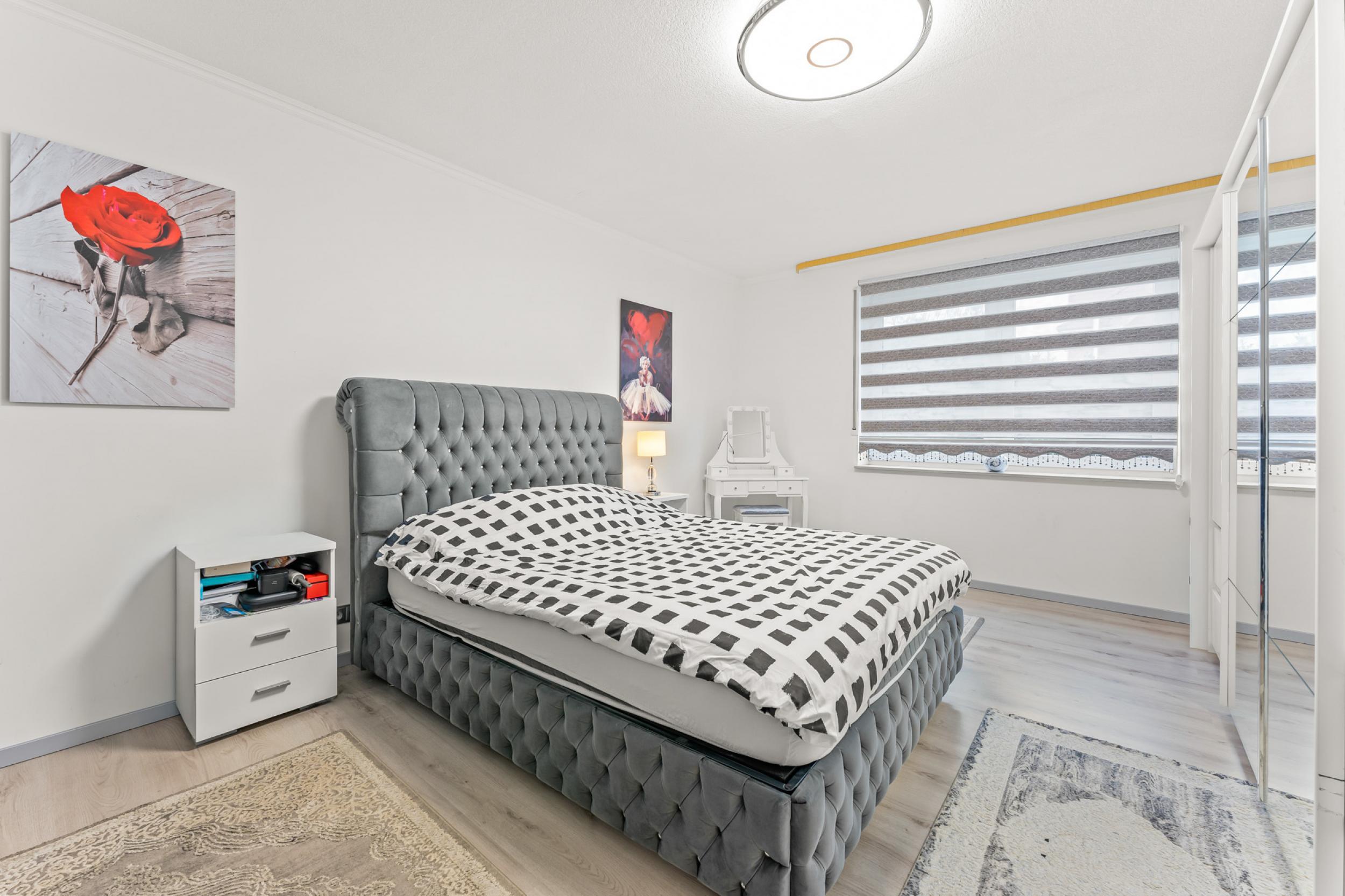 Surheide - Zweifamilienhaus als Mehrgenerationshaus oder Kapitalanlage - Schlafzimmer